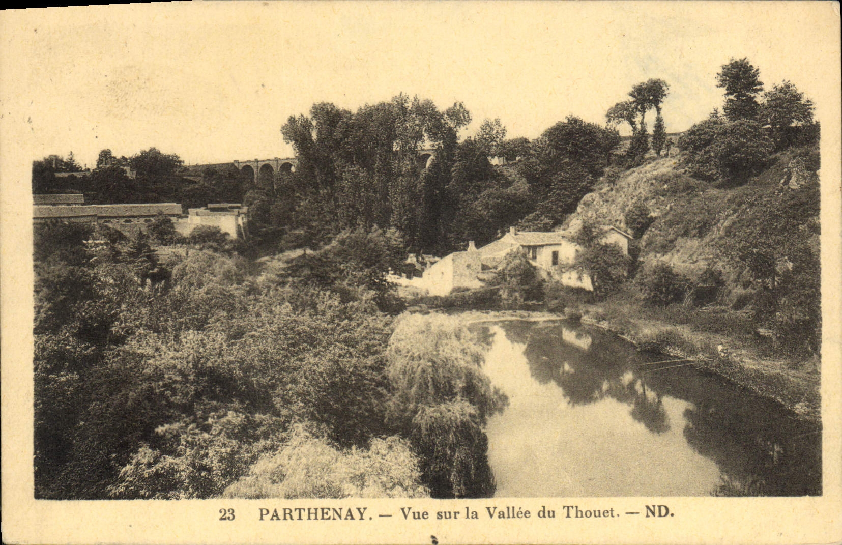 CPA Parthenay Vue sur la Valle de Thouet
