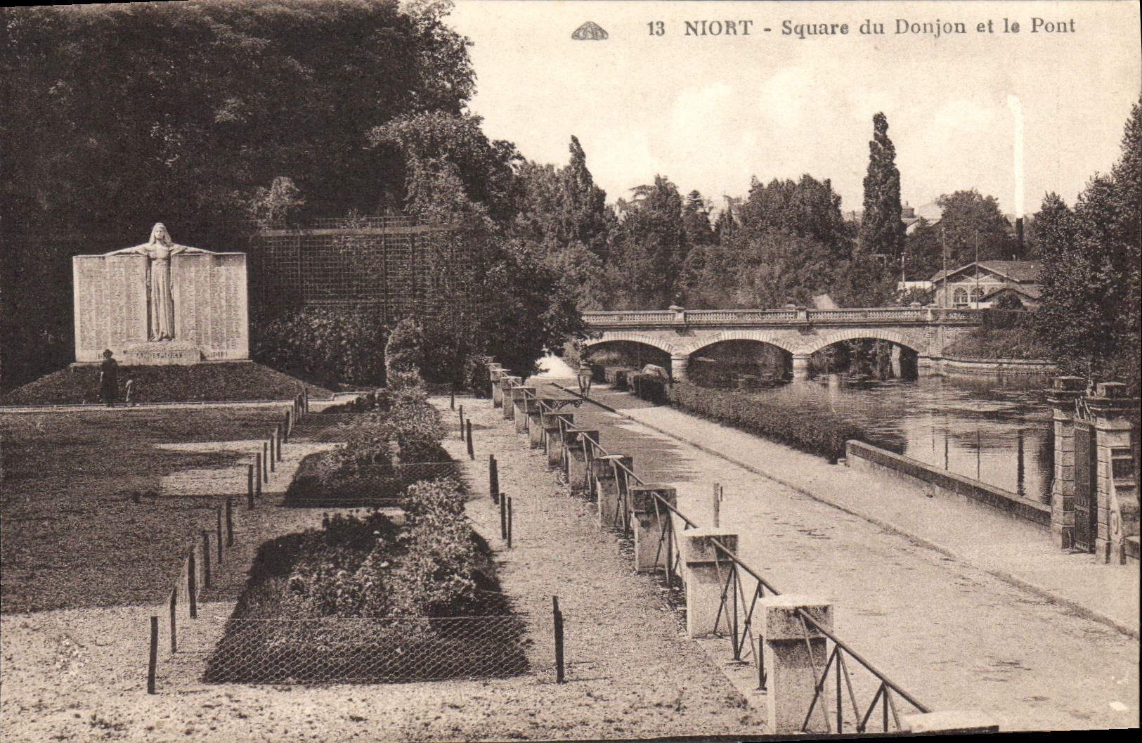 CPA Niort Square du Donjon et le Pont