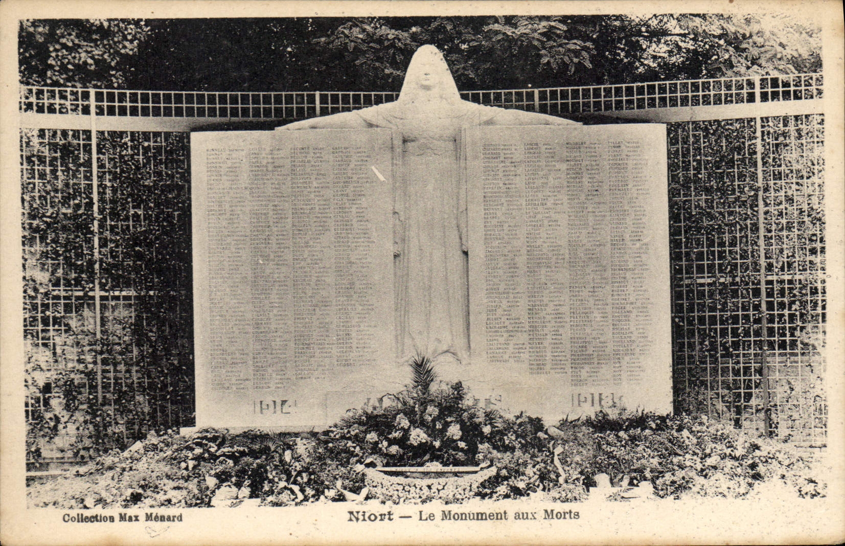 CPA Niort Le Monument aux Morte