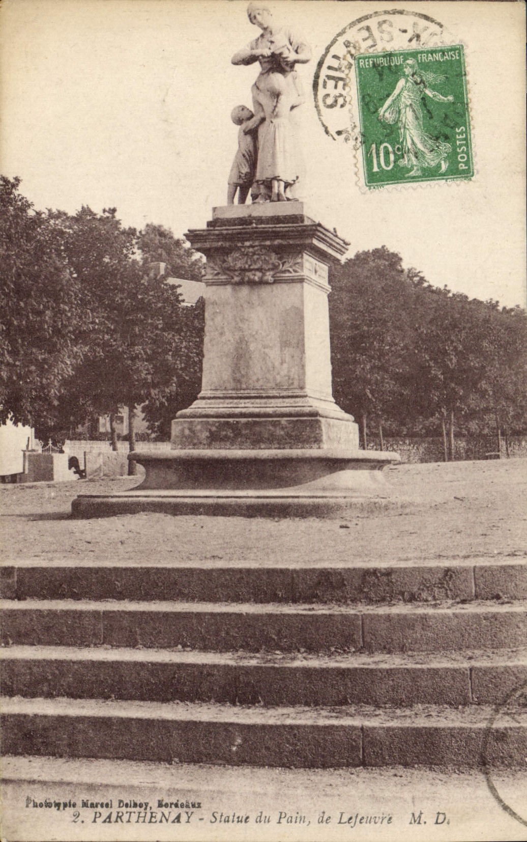 CPA Parthenay Statue du Pain de Lefeuvre