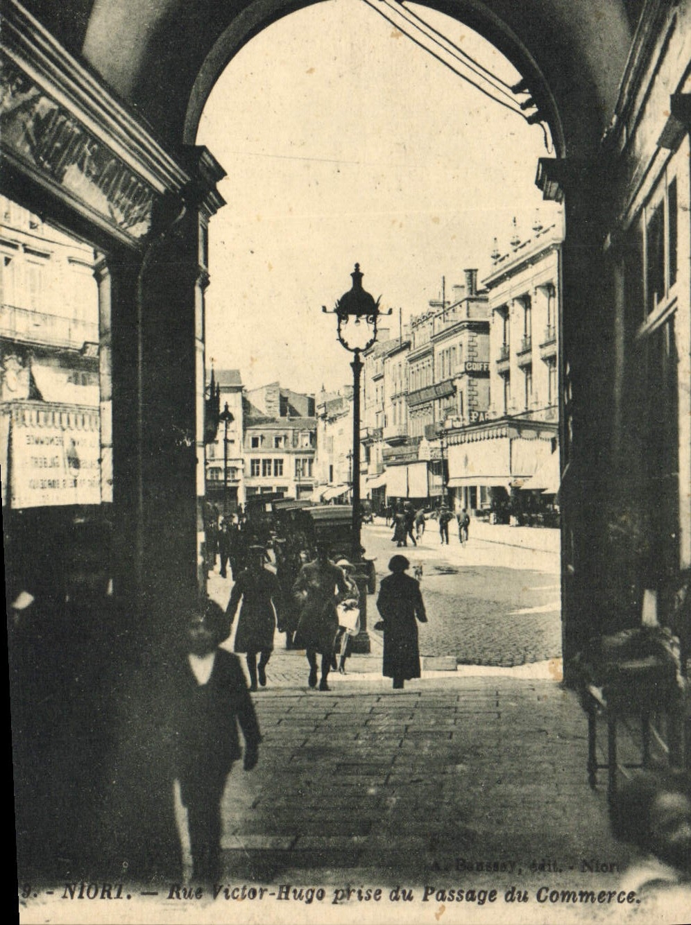CPA Niort Rue Victor Hugo prise du Passage du Commerce
