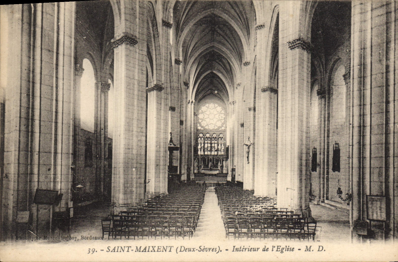 CPA St Maixent (Deux Sevres) Interieur de l'Eglise