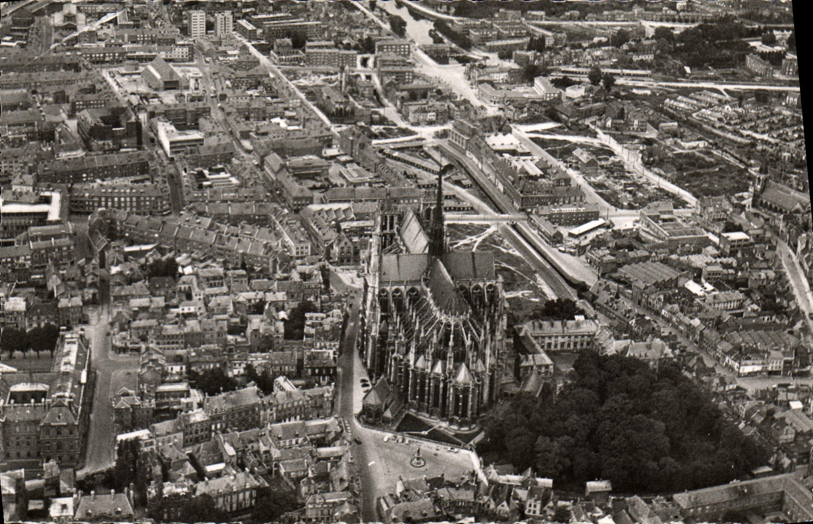 CPA Amiens Somme Vue Panoramique La Cathedrale L'Abside