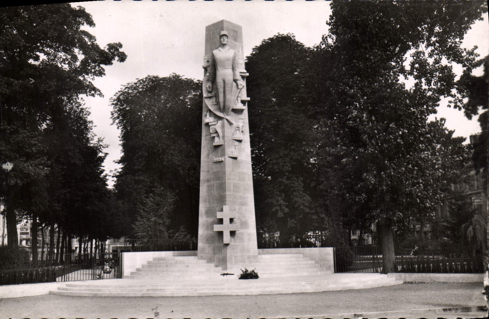 CPA Amiens (Somme) Monument au Generale Leclerc par Joel et Jan Martel