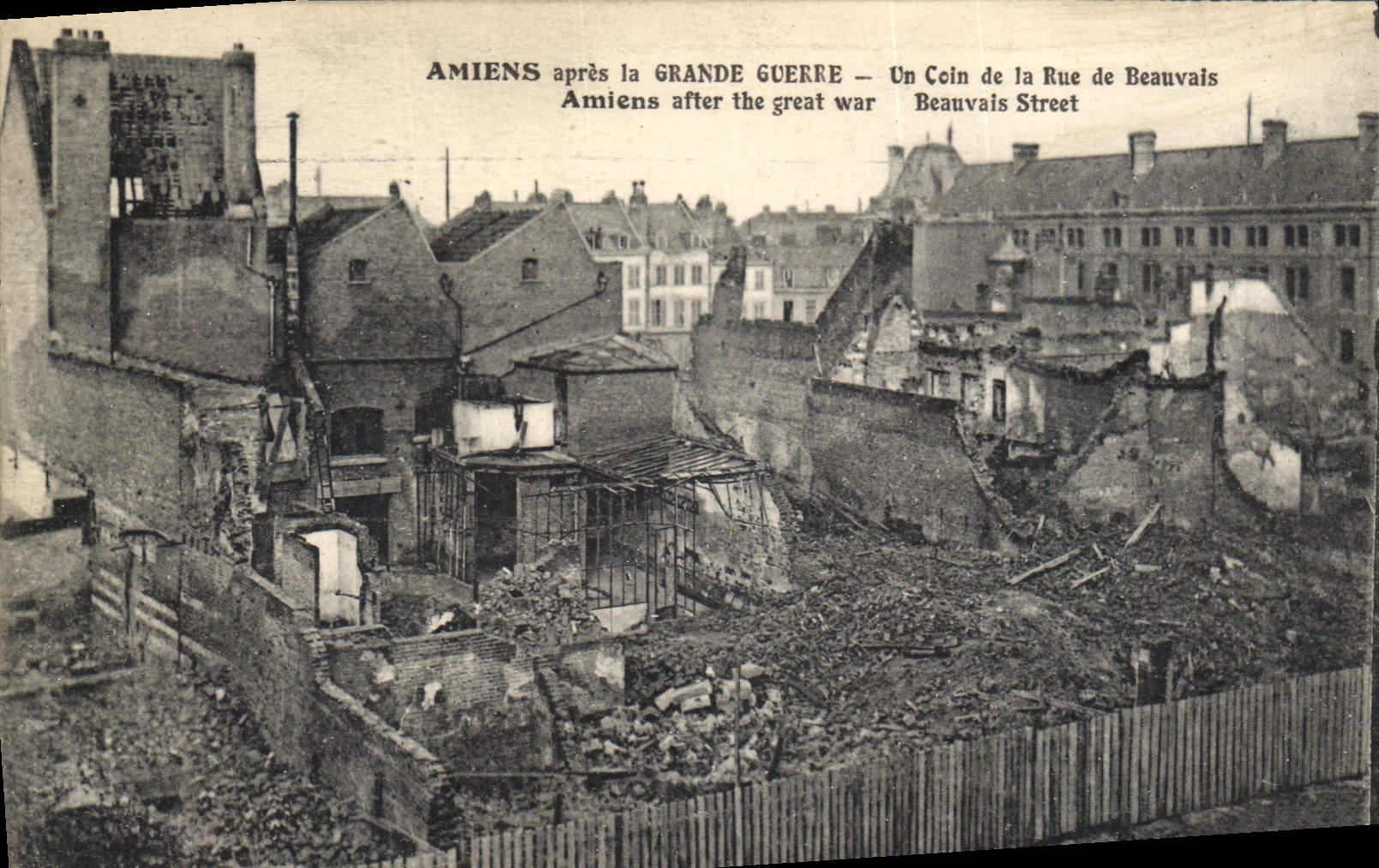 CPA Amiens Un coin de la Rue de Beauvais