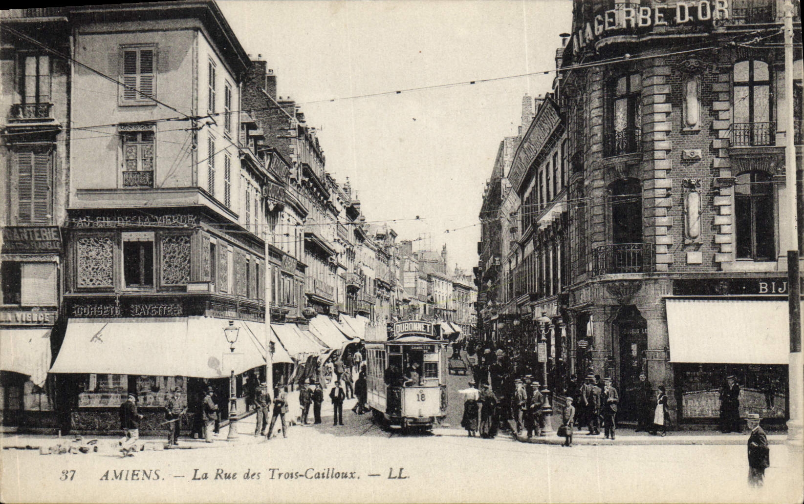 CPA Amiens La Rue des Trois Cailloux