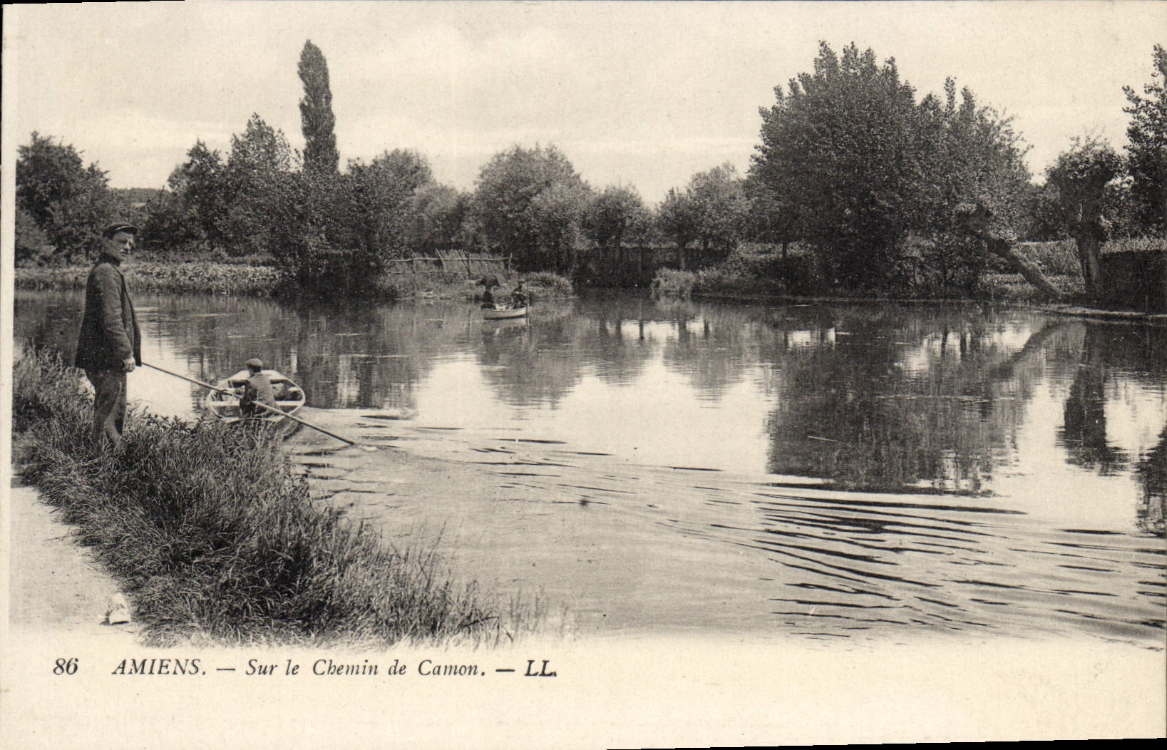 CPA Amiens Sur le Chemin de Camon