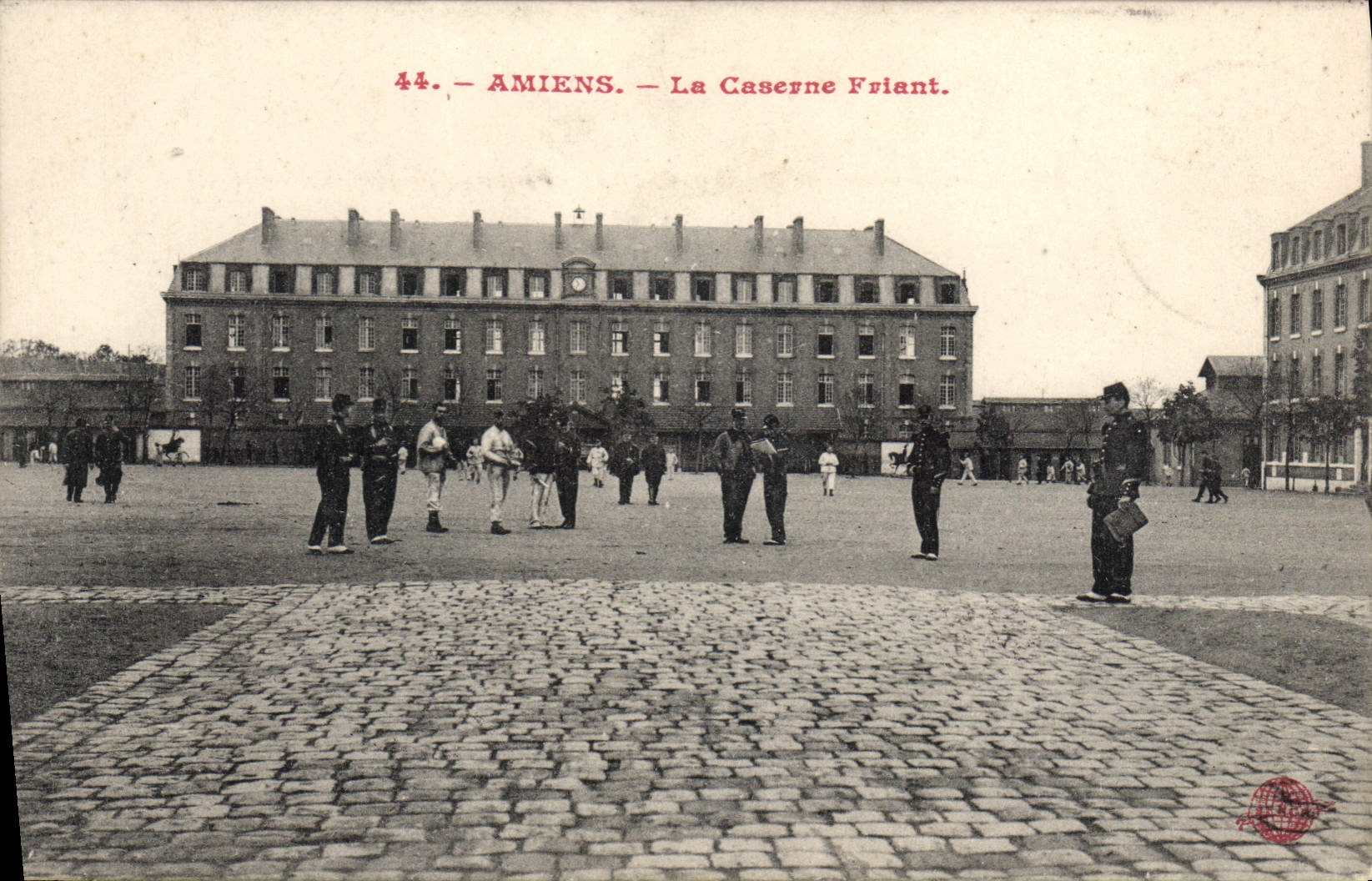CPA Amiens La Caserne Friant