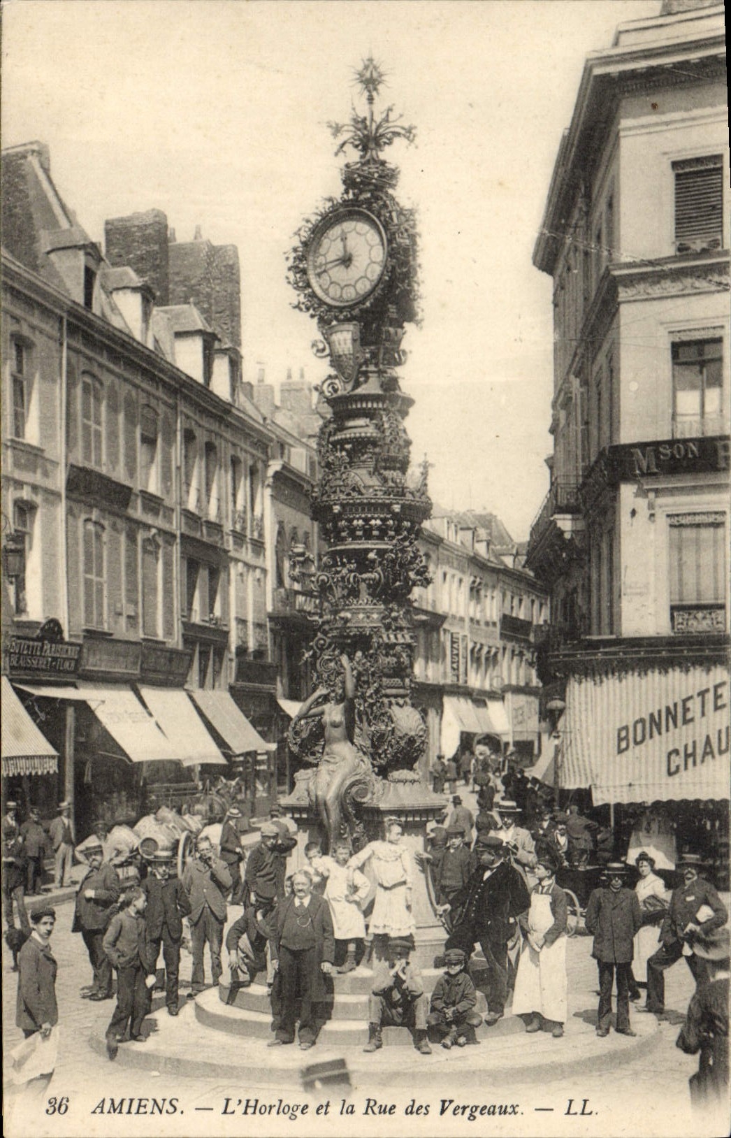 CPA Amiens L'Horloge et la Rue des Vergeaux