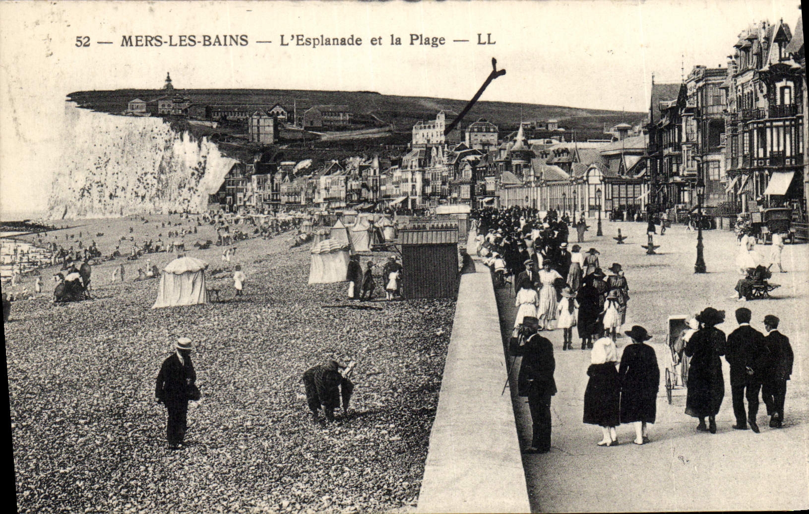 CPA Mers les Bains L'Esplanade et la Plage