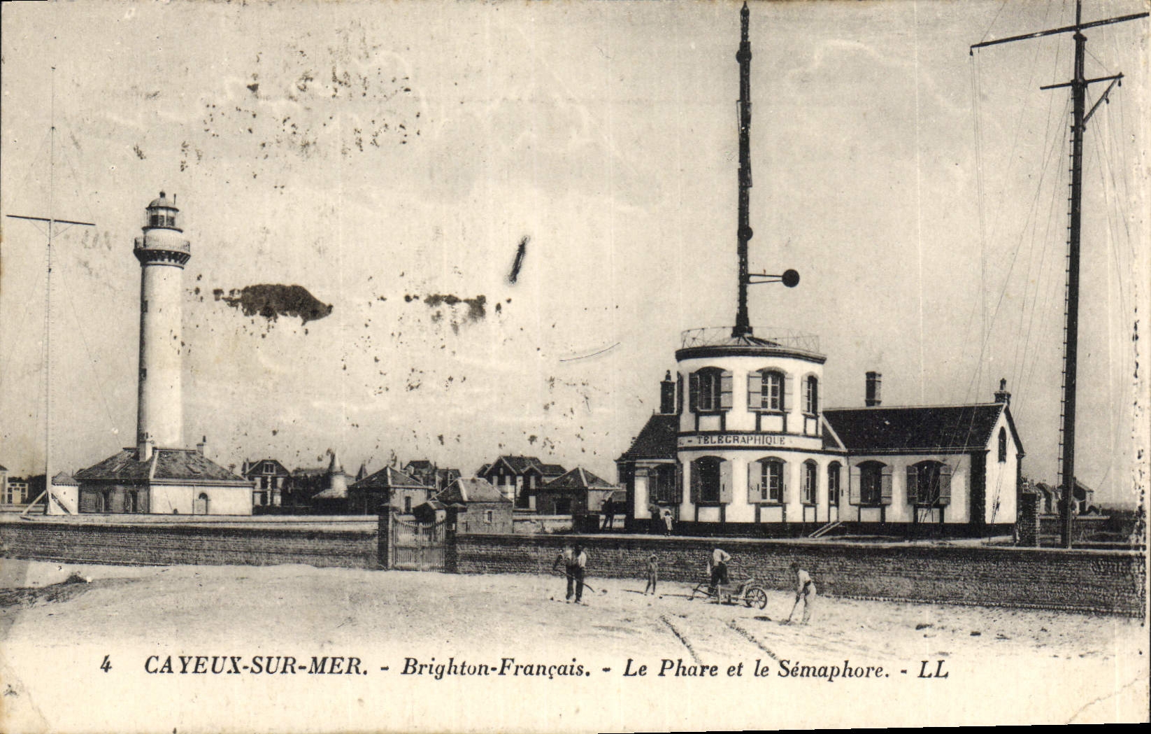 CPA Cayeux sur Mer Brighton Français Le Phare et le Semaphore