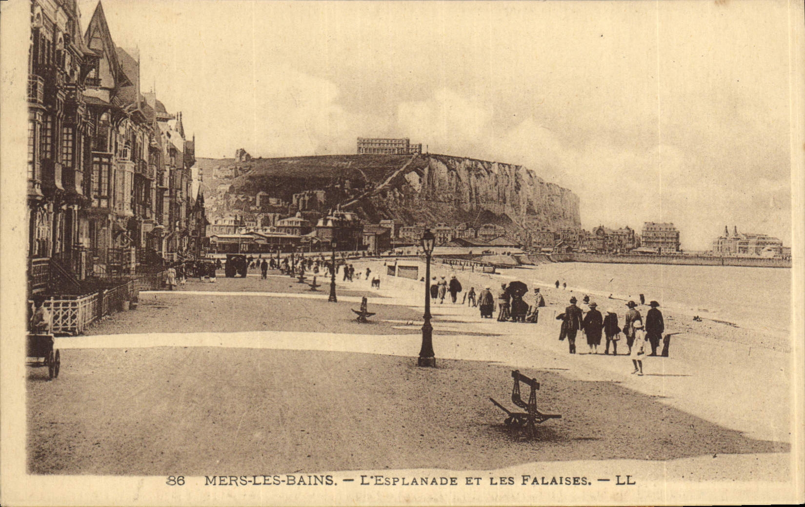 CPA Mers les Bains L'Esplanade et les Falaisse