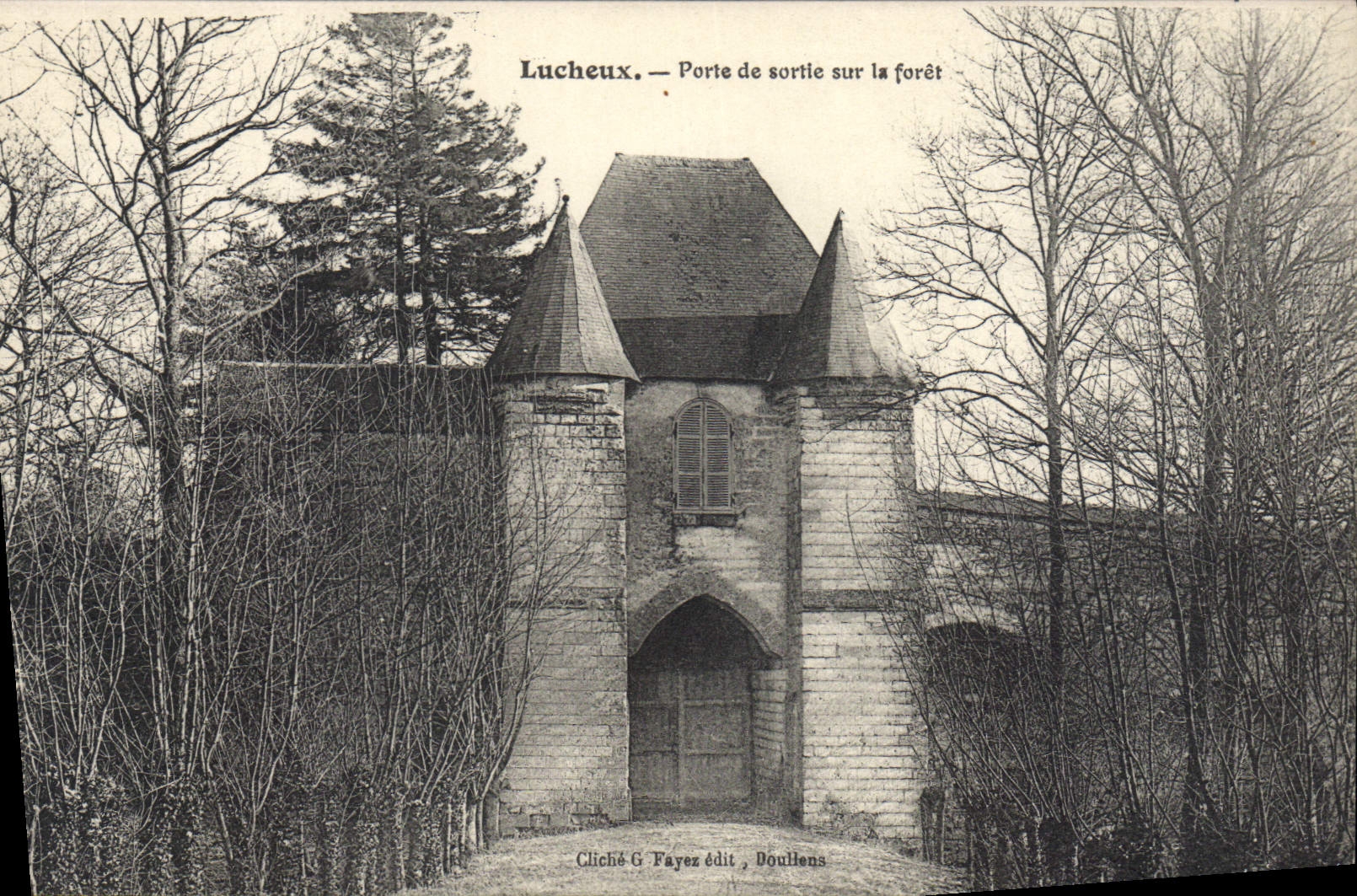 CPA Lucheux Porte de sortie sur la foret