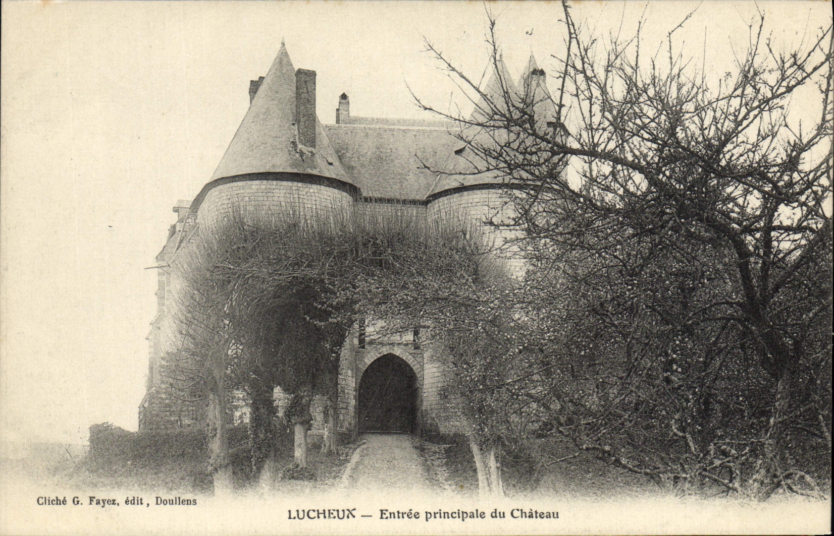CPA Lucheux Entree principale du Chateau