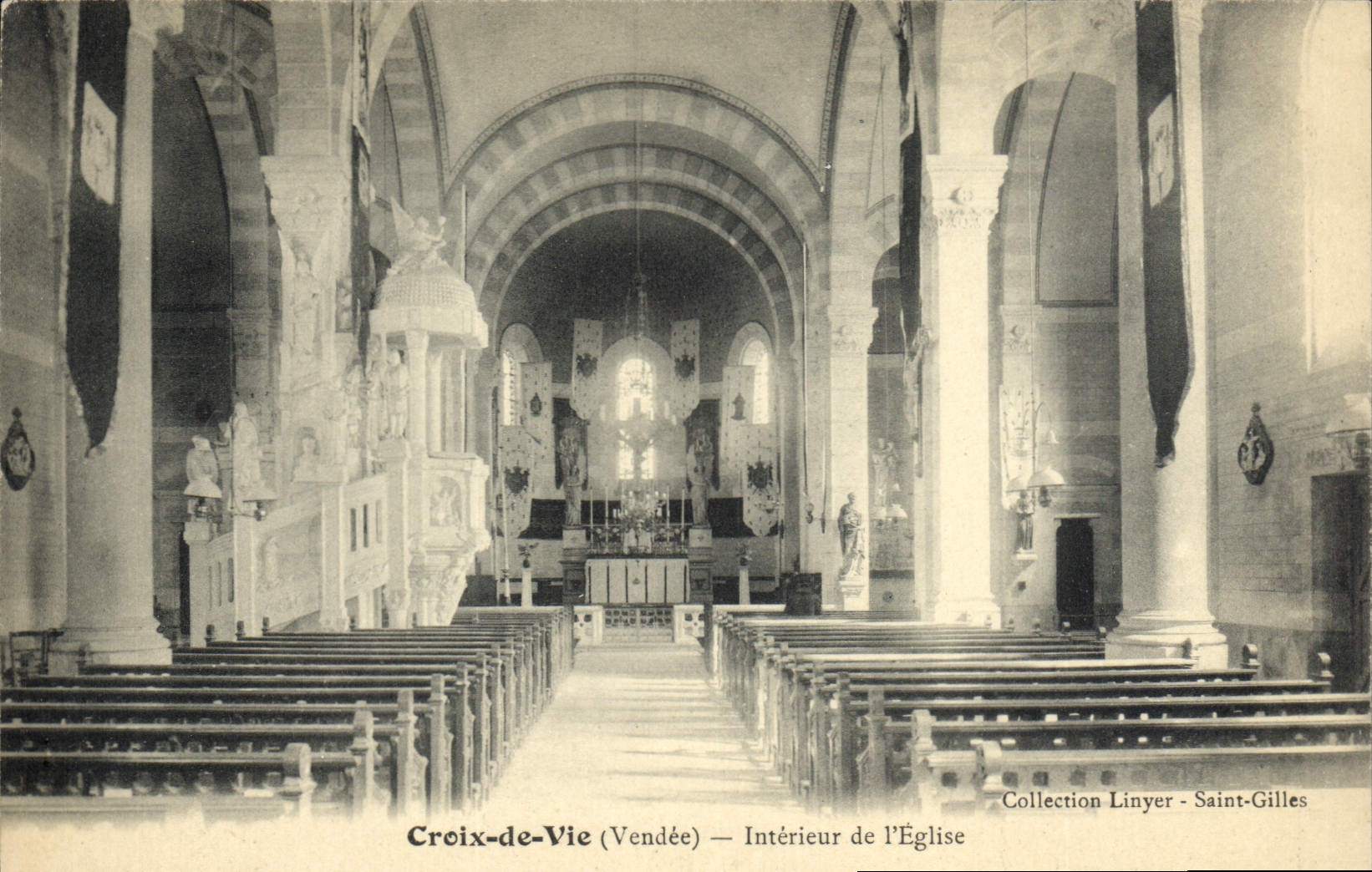 CPA Croix de Vie Interieur de l'Eglise