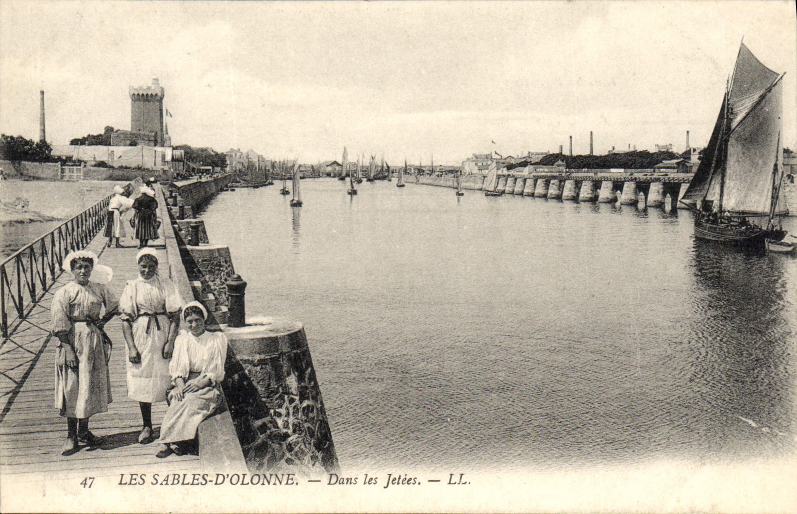 CPA Les Sables D'Olonne Dans les Jetees