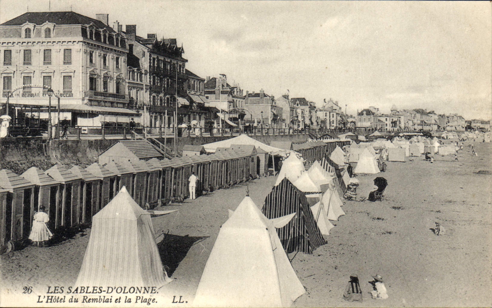 CPA Les Sables D'Olonne L'Hotel du Remblai et la Plage
