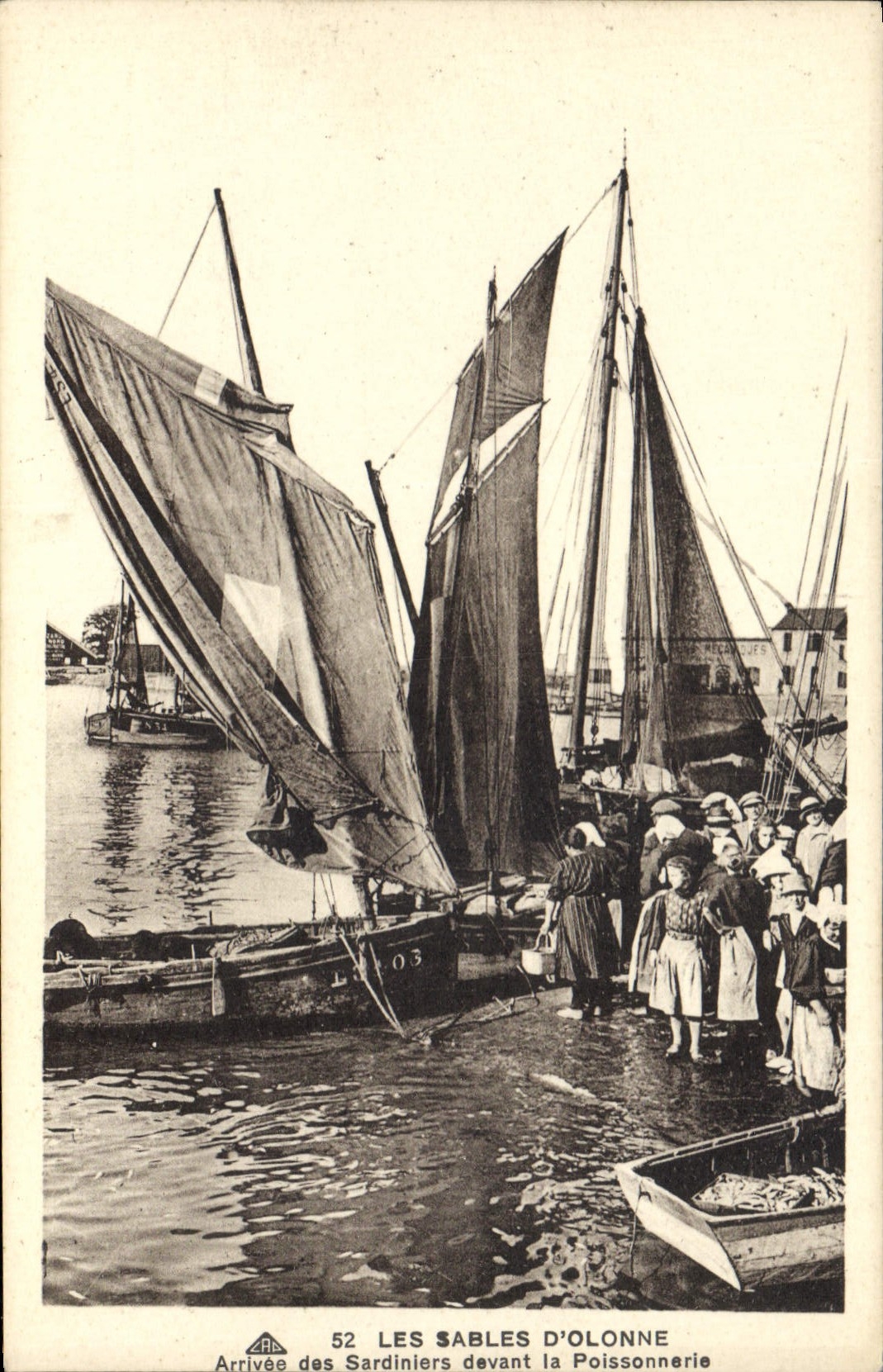 CPA Les Sables D'Olonne Arrivee des Sardiniers devant la Poissonnerie 