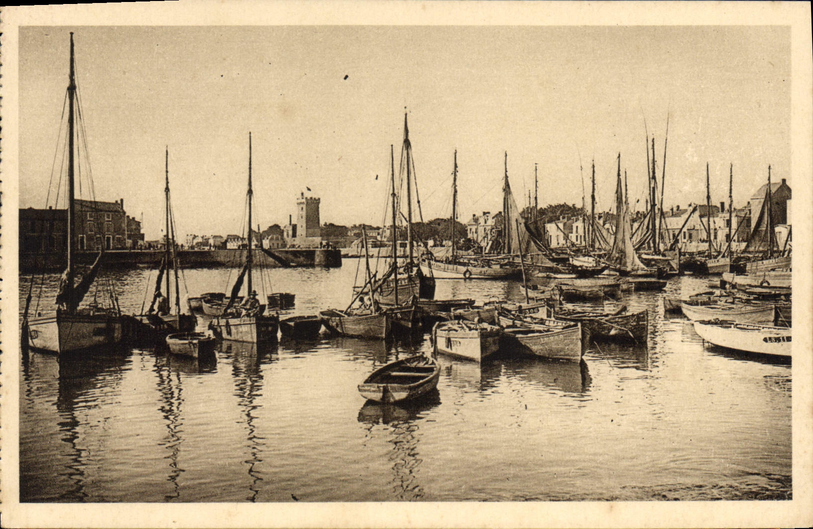 CPA Les Sables D'Olonne Un joli coin du Port