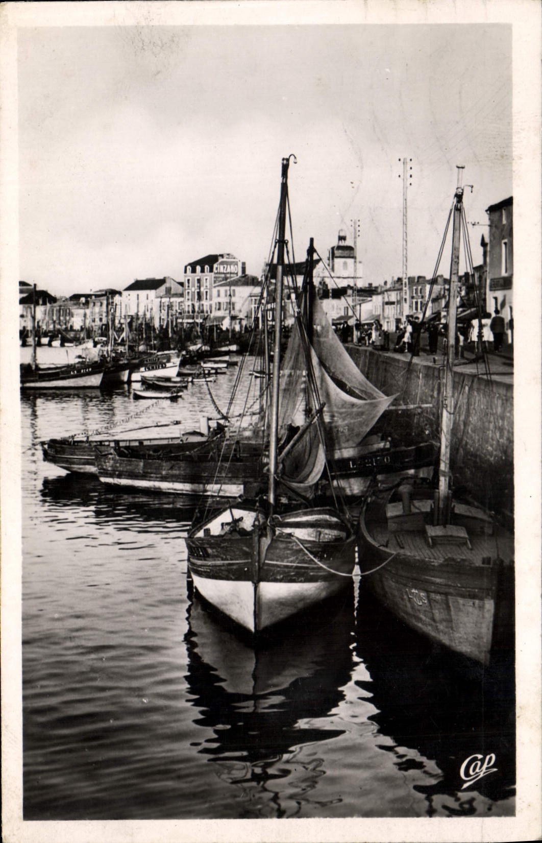 CPA Les Sables D'Olonne Un coin du Port