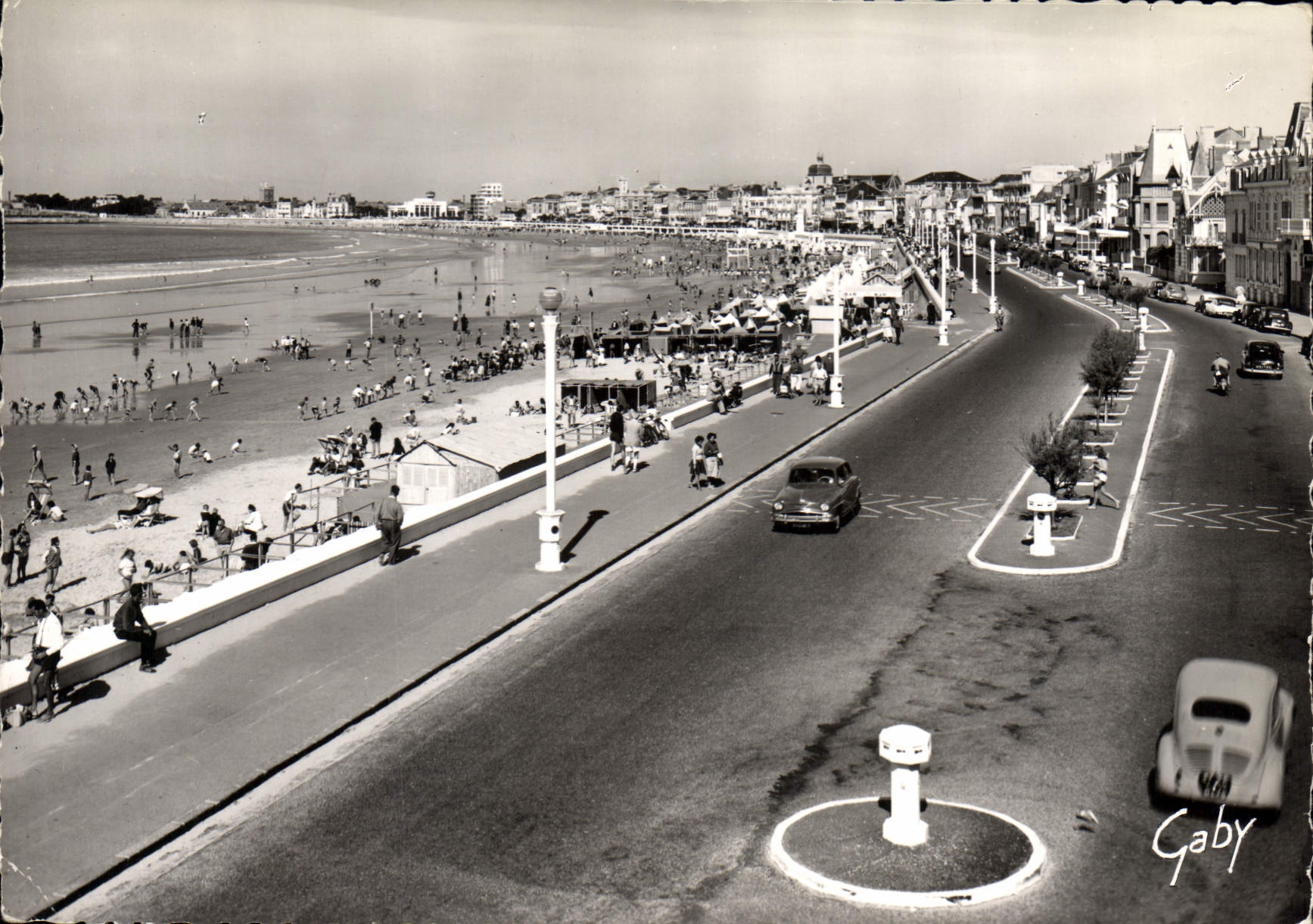 CPSM Les Sables D'Olonne Le Remblai et la Plage 