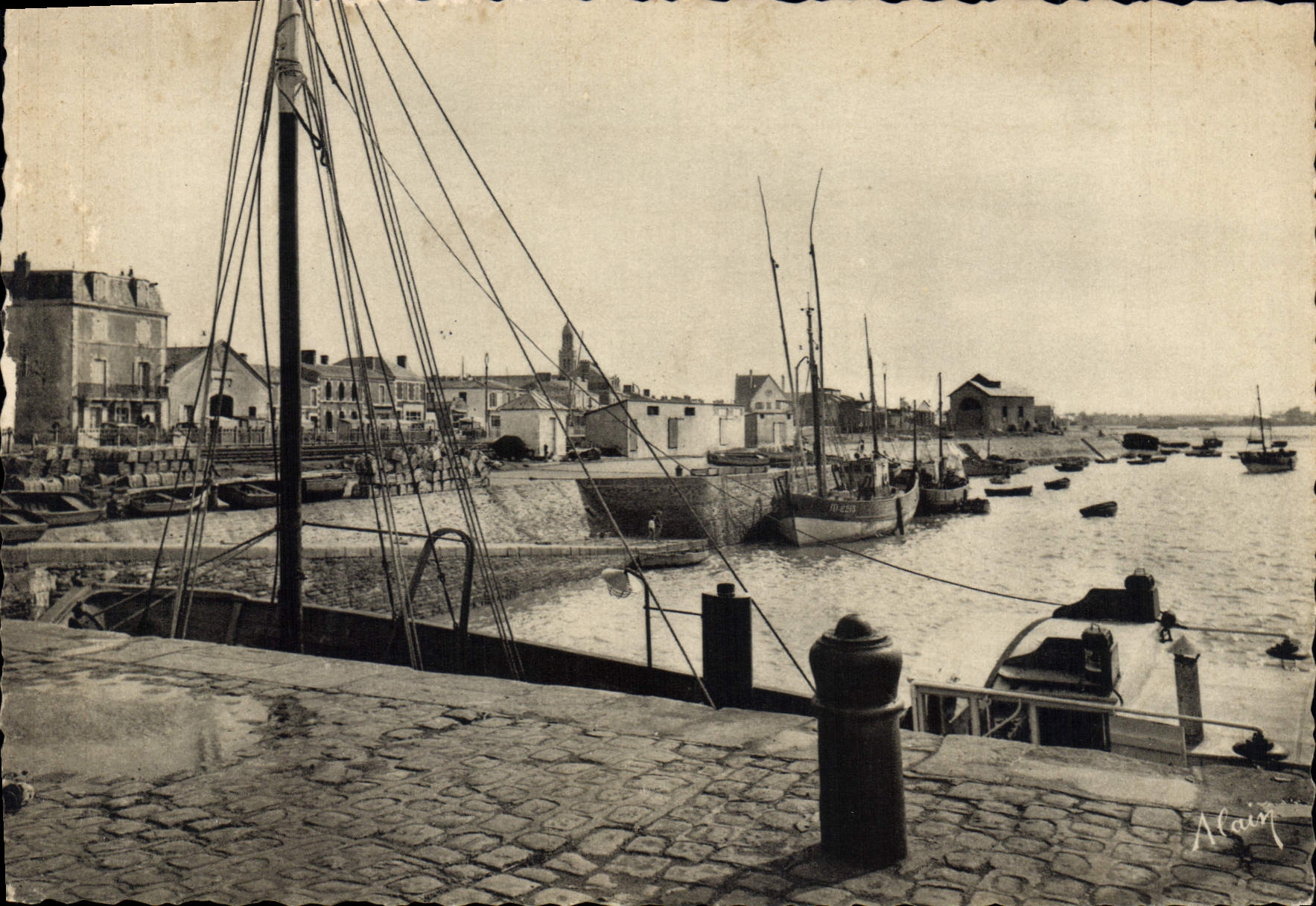 CPA Croix de Vie Un coin du Port 