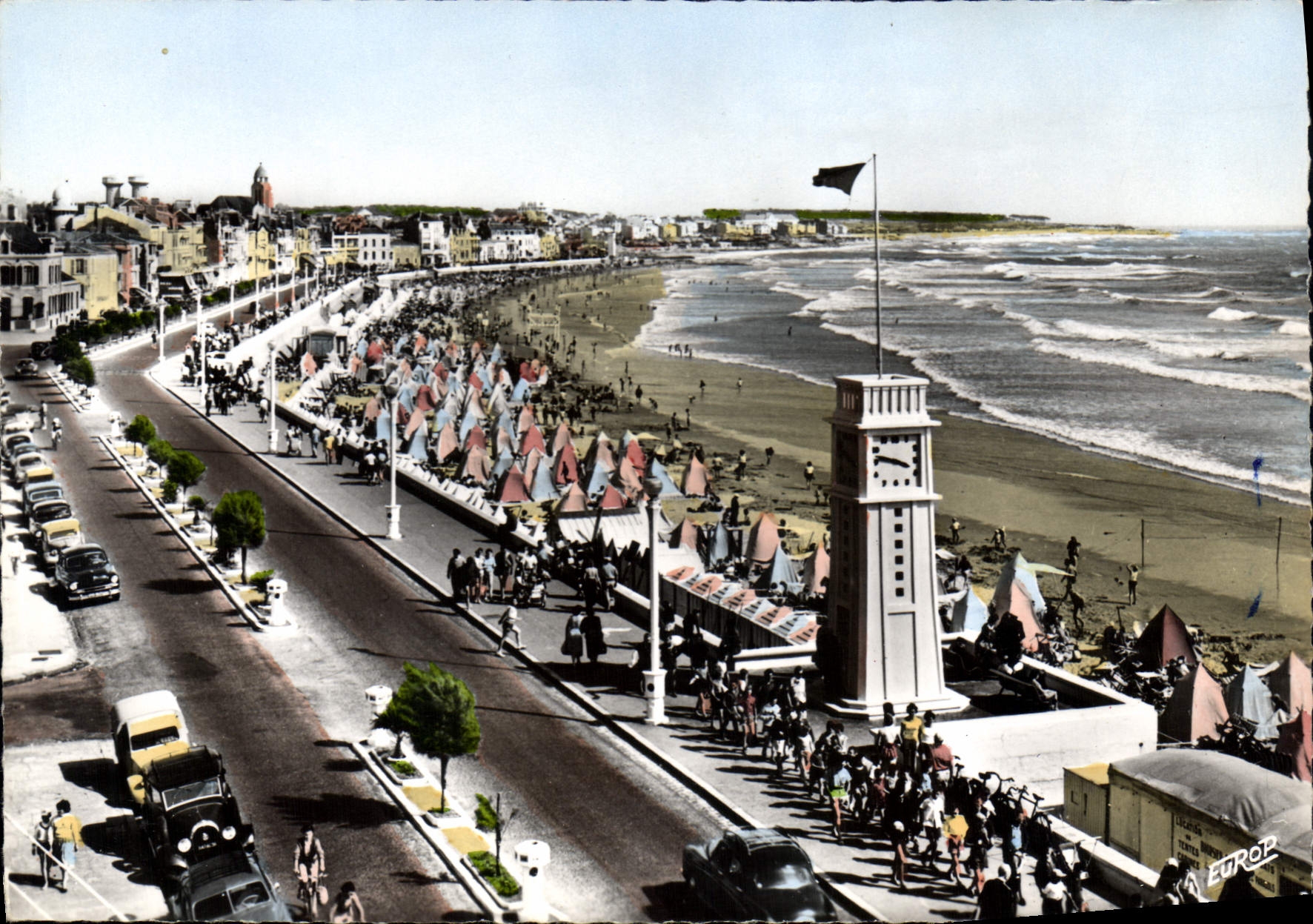 CPA Les Sables D'Olonne La Plage et la nouvelle horloge