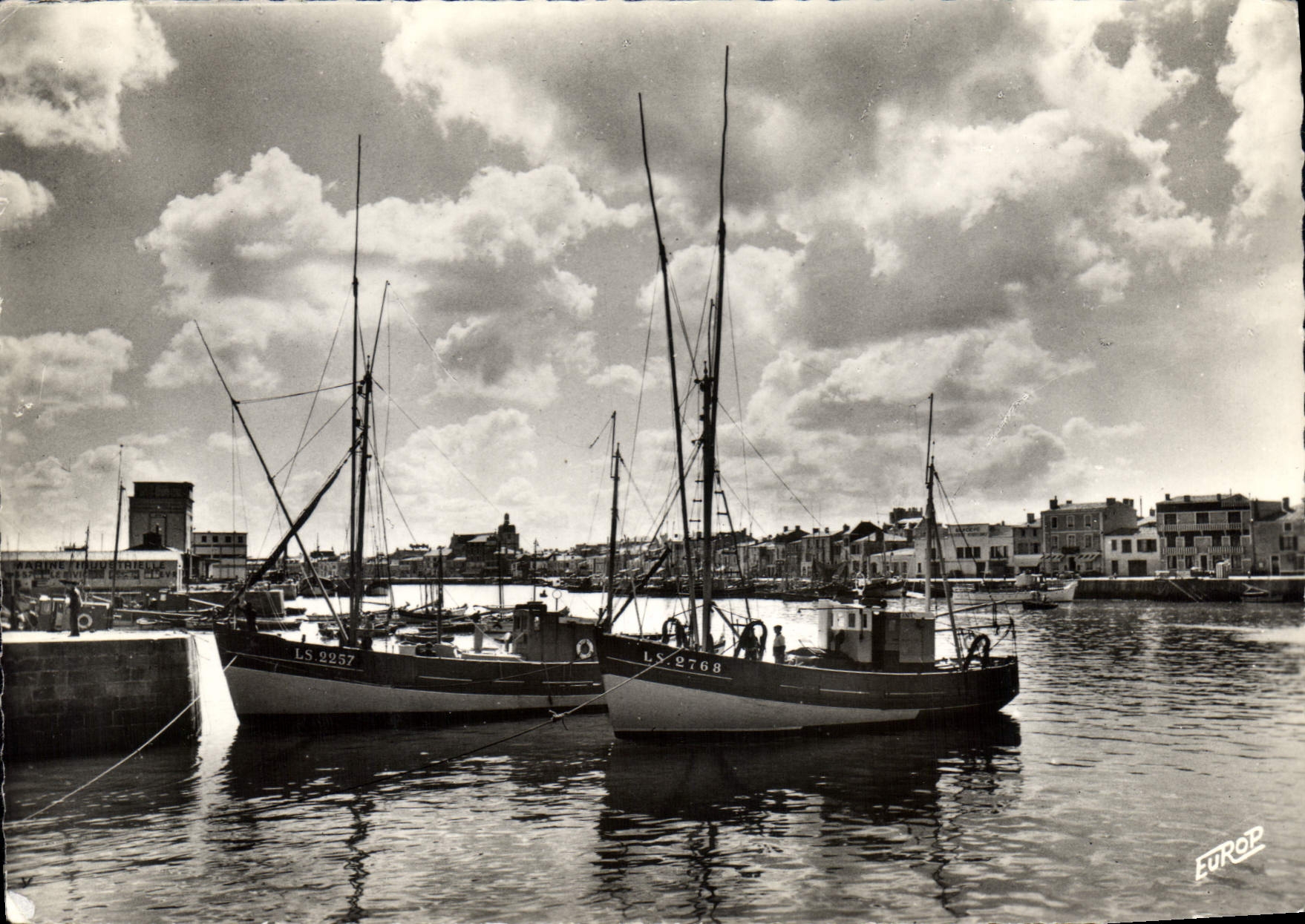 CPA Les Sables D'Olonne Ciel d'orage sur le Port 