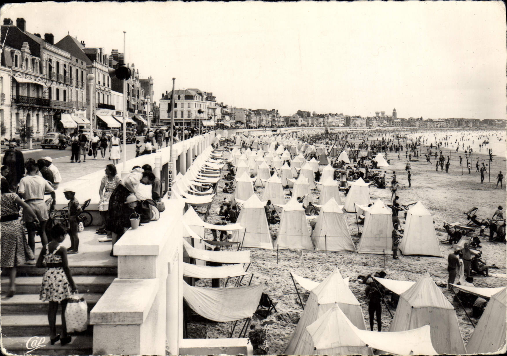 CPA Les Sables D'Olonne La Plage et le Remblai vers les Pins 