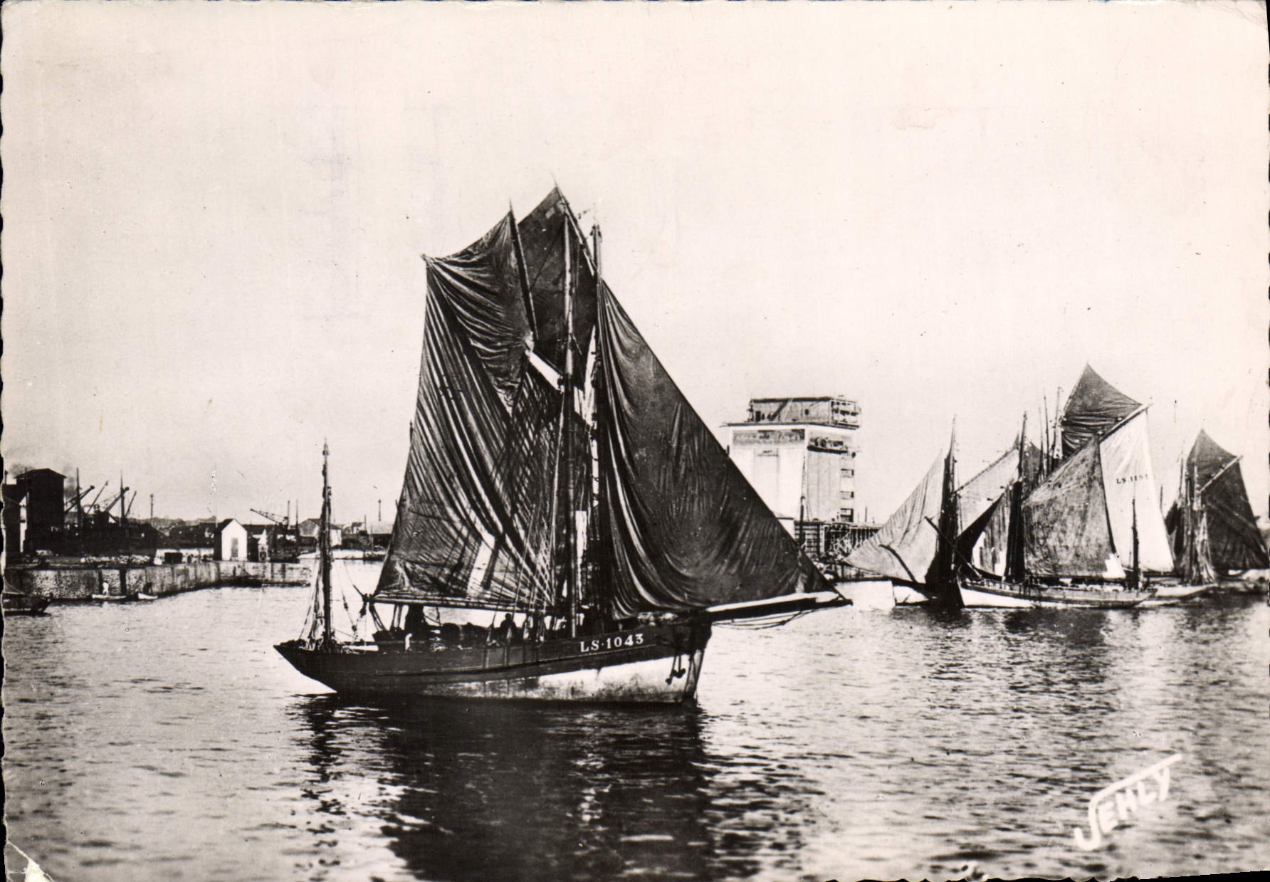 CPA Port des Sables D'Olonne Depart pour la Peche au Thon