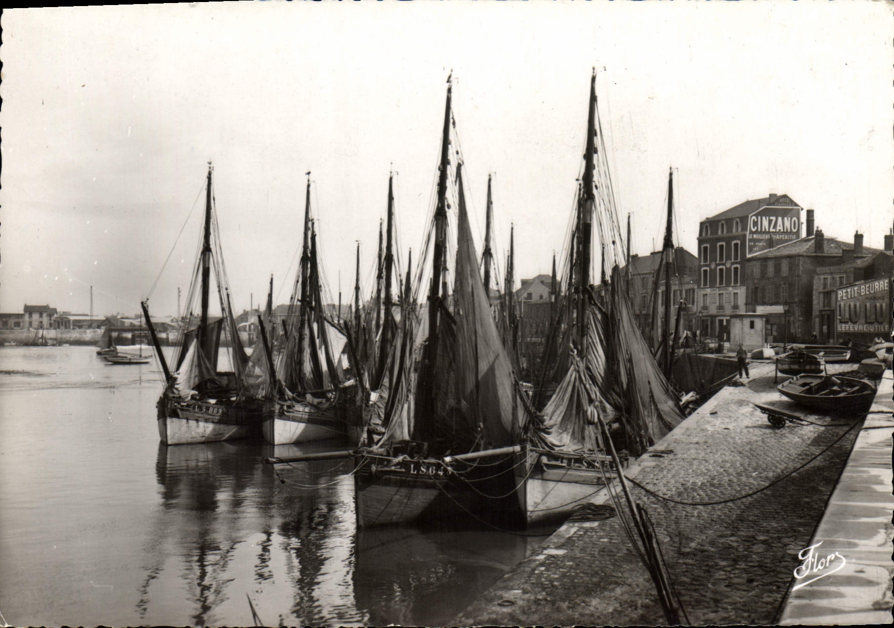 CPSM Les Sables D'Olonne Le Port vue prise du Quai Guiné