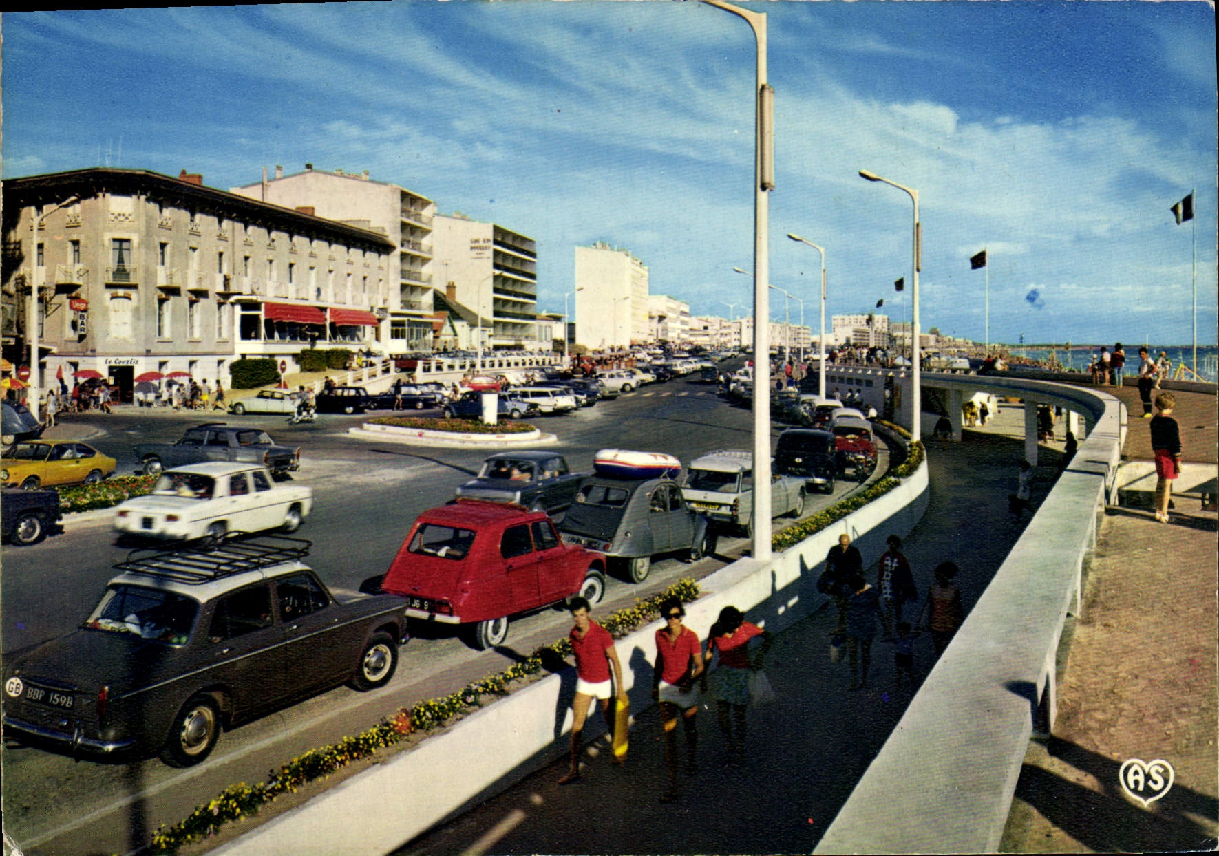 CPSM St Jean de Monts Vendee La Passerelle et l'esplanade de la mer Citroën 2CV Diane