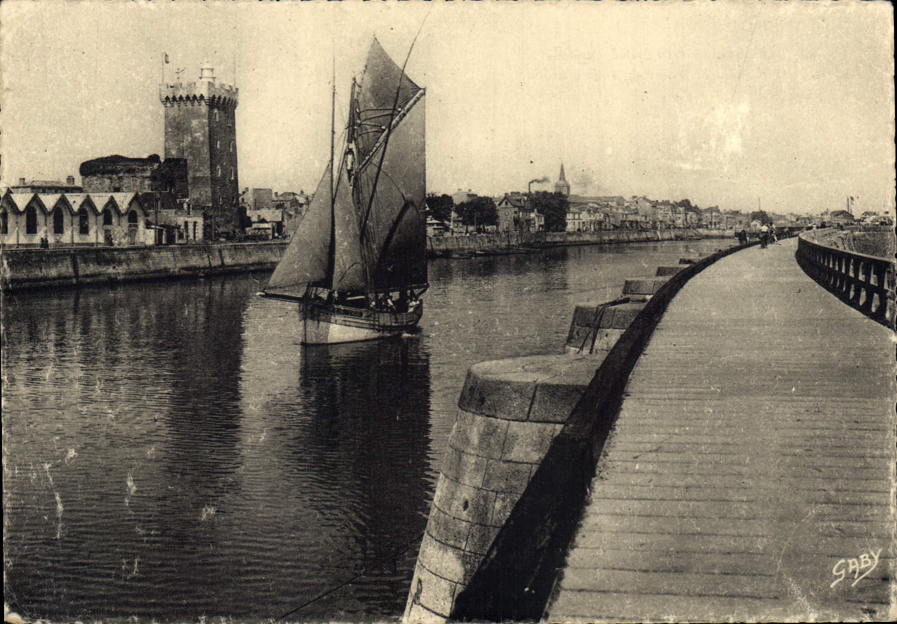 CPSM Les Sables D'Olonne Arrivee d'un Thonier devont la Tour d'Arundel 