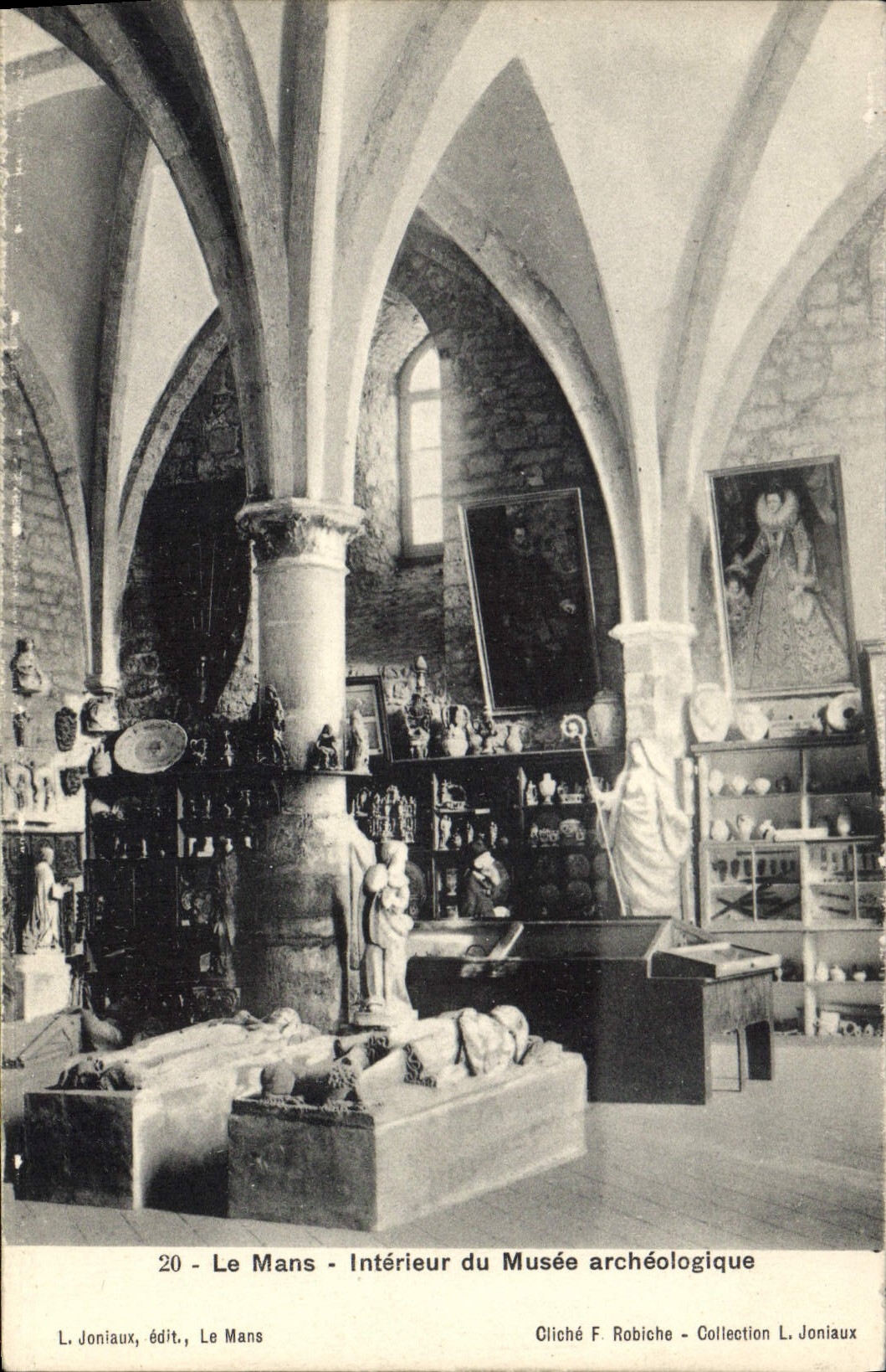CPA Le Mans Interieur du Musee archeologique