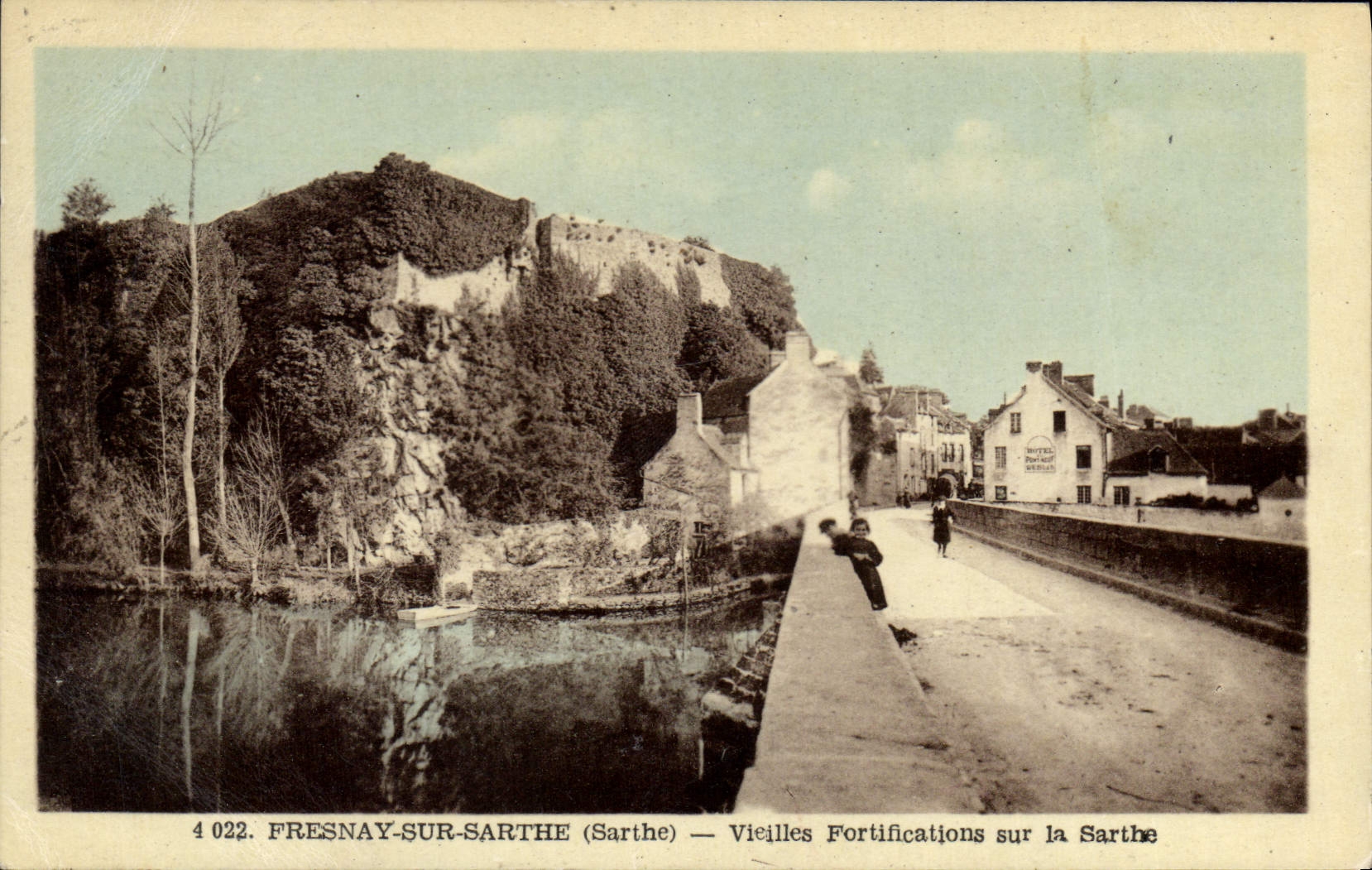 CPA Fresnay sur Sarthe Sarthe Vieilles Fortifications sur la Sarthe