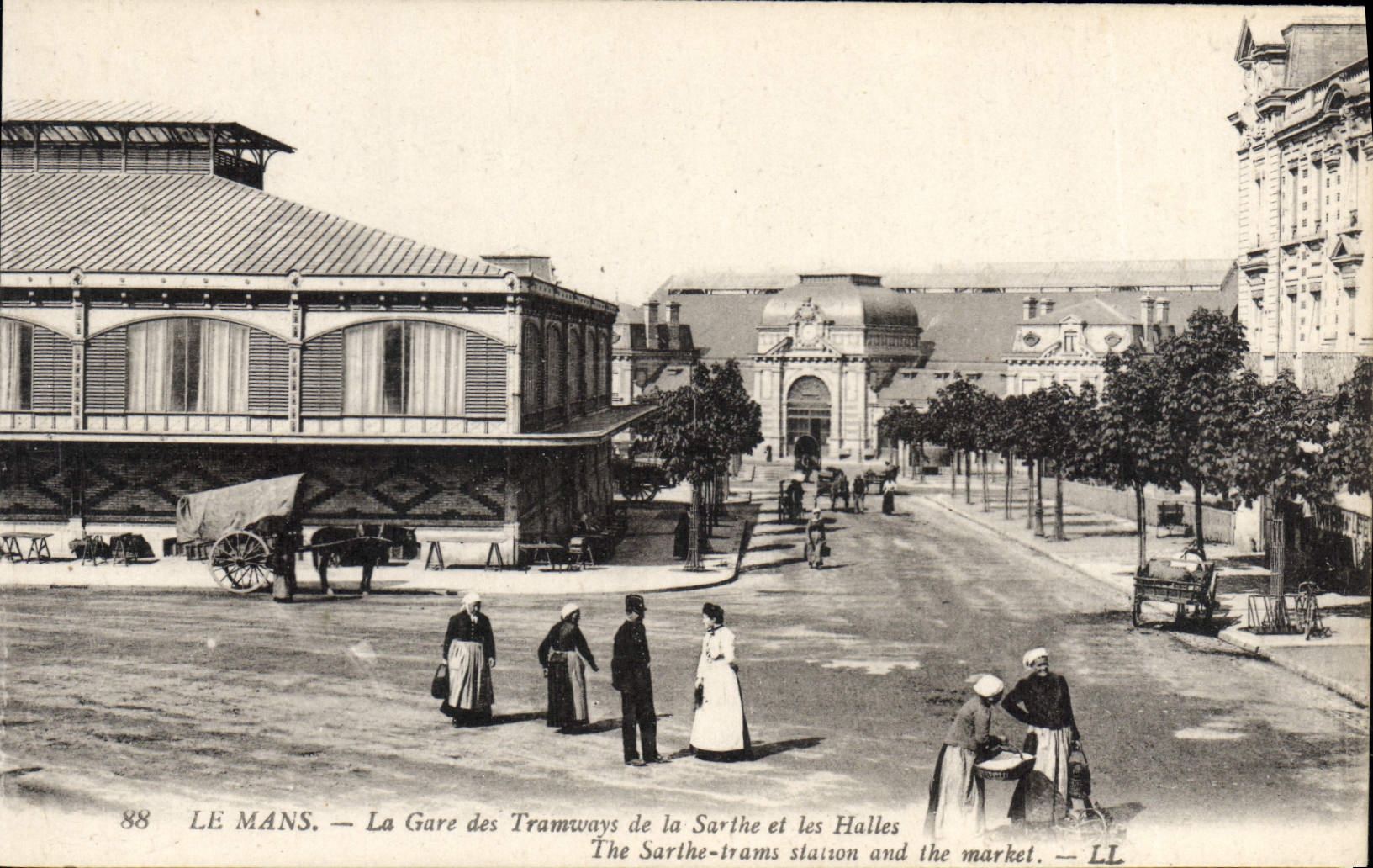CPA Le Mans La Gare des Tramways de la Sarthe et les Halles 