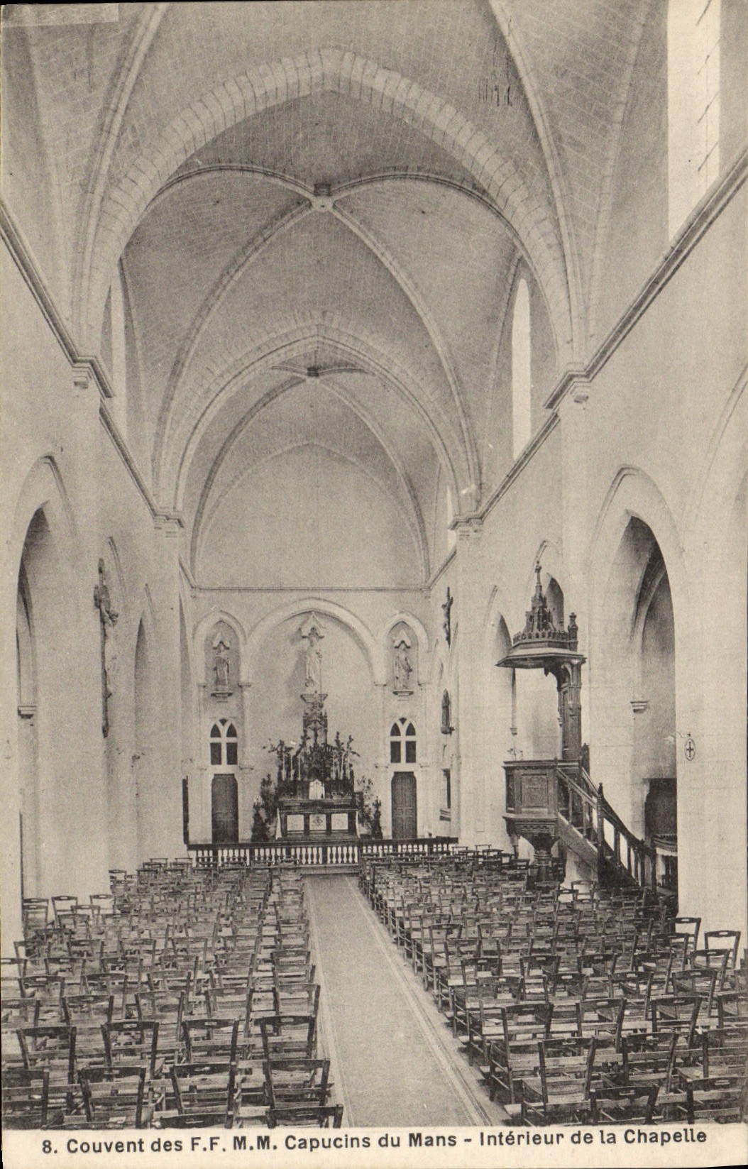 CPA Couvent des F F M M Capucins du Mans Interieur de la Chapelle 
