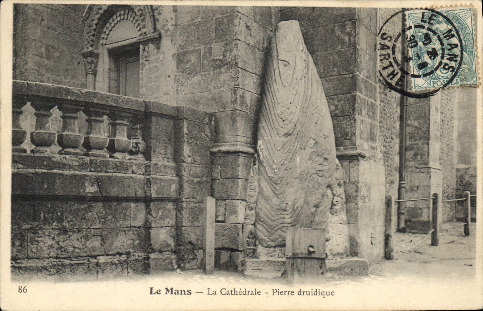 CPA Le Mans La Cathedrale Pierre druidique 
