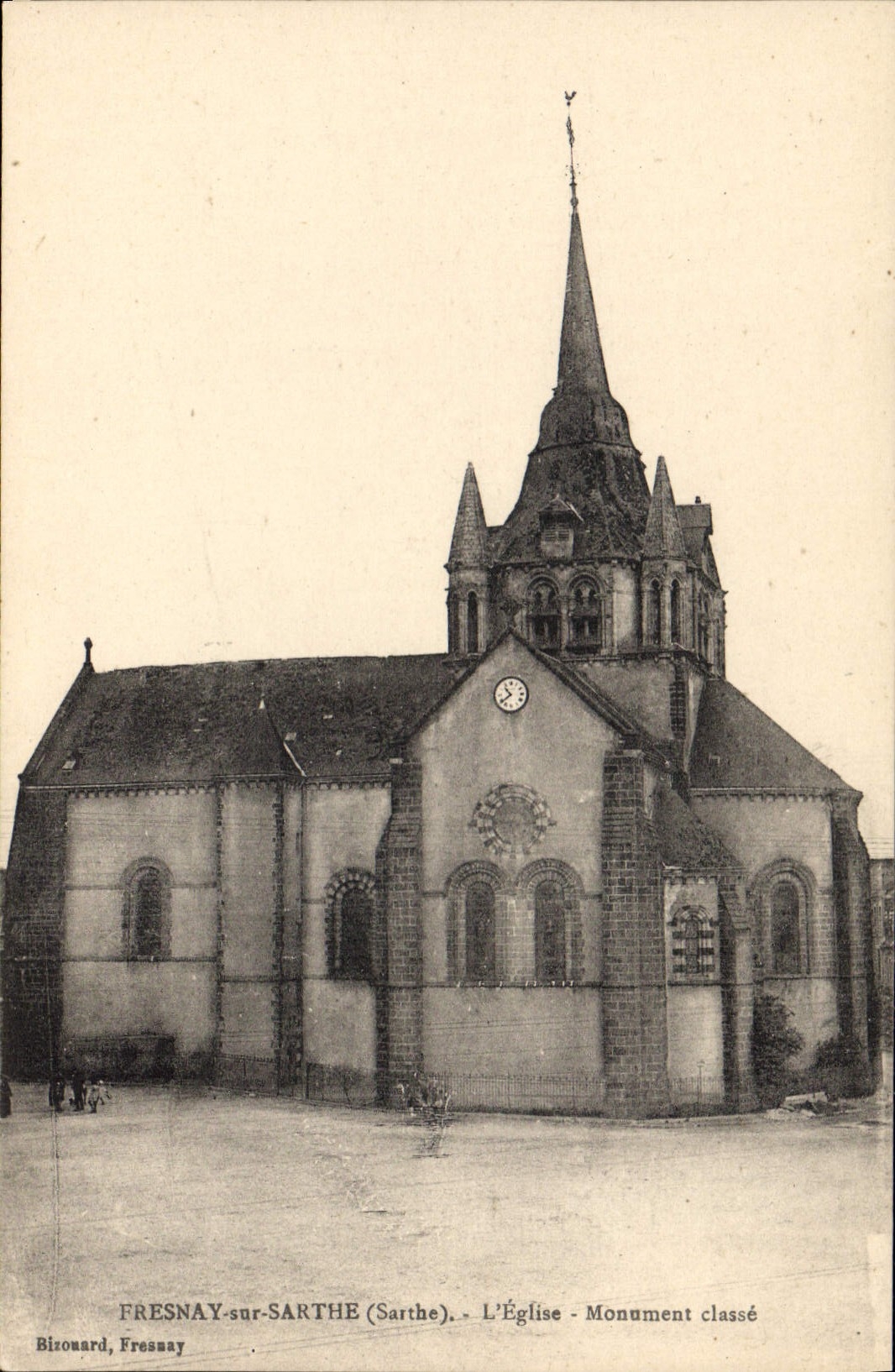 CPA Fresnay sur Sarthe Sarthe l'Eglise Monument classe