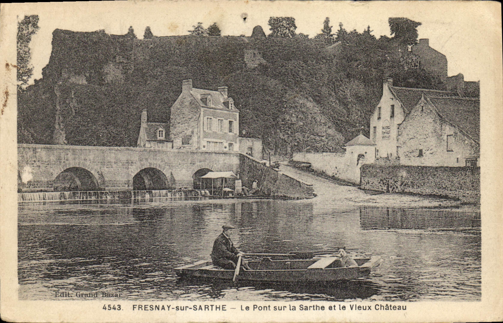 CPA Fresnay sur Sarthe Le Pont sur la Sarthe et le Vieux Chateau
