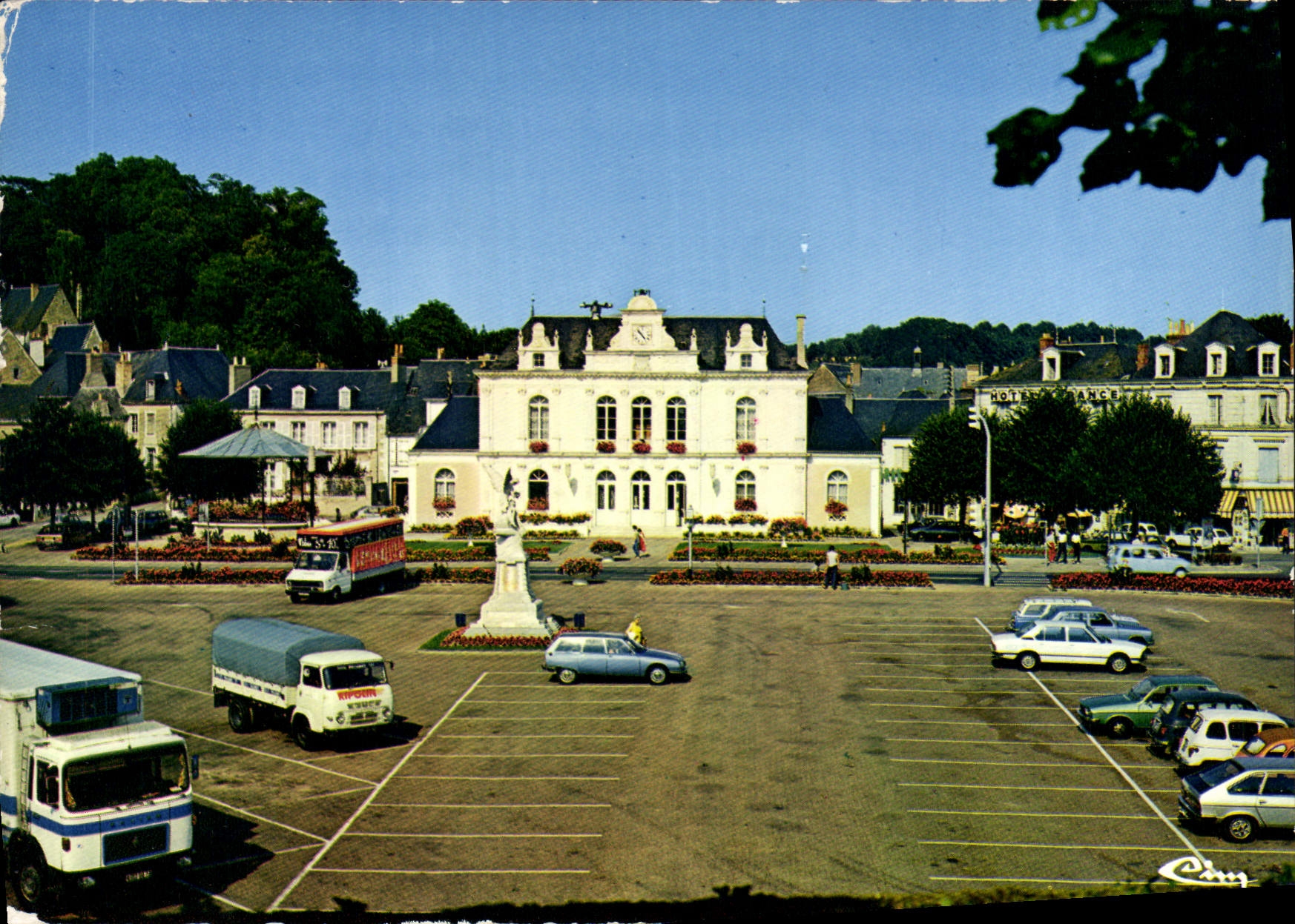 CPSM Chateau du Loir Sarthe La Place et la mairie 