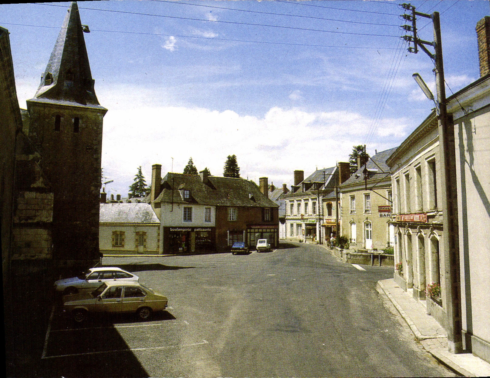 CPSM Chahaignes Sarthe La place et l'eglise