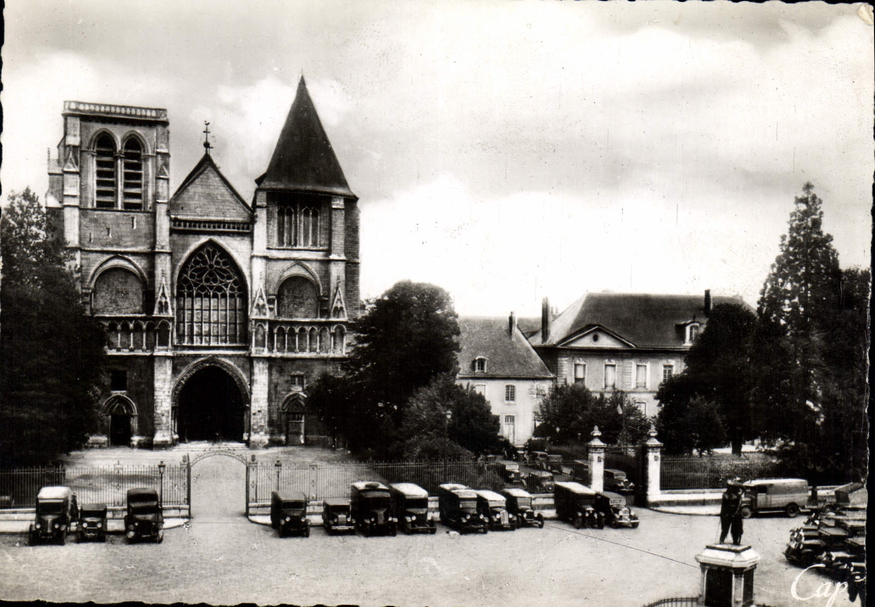 CPSM Le Mans Notre Dame de la Couture et la Prefecture 
