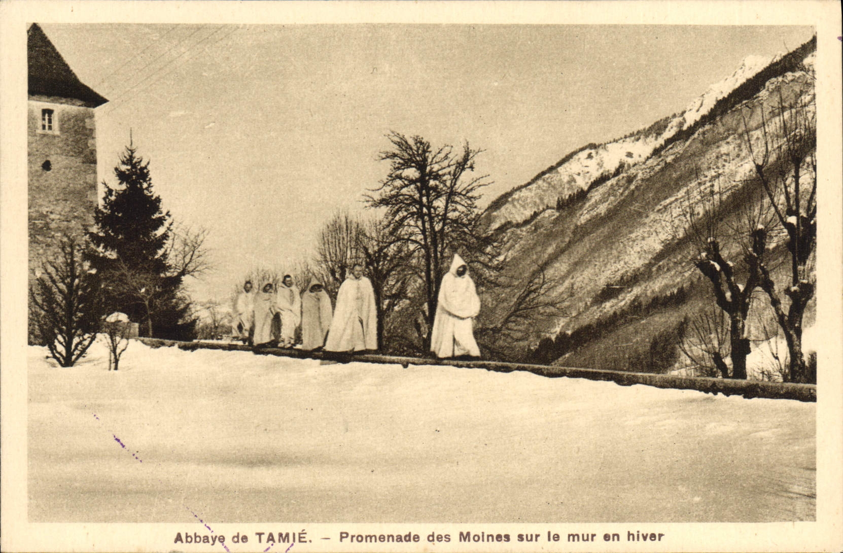 CPA Abbaye de Tamie Promenade des Moines sur le mur en hiver 