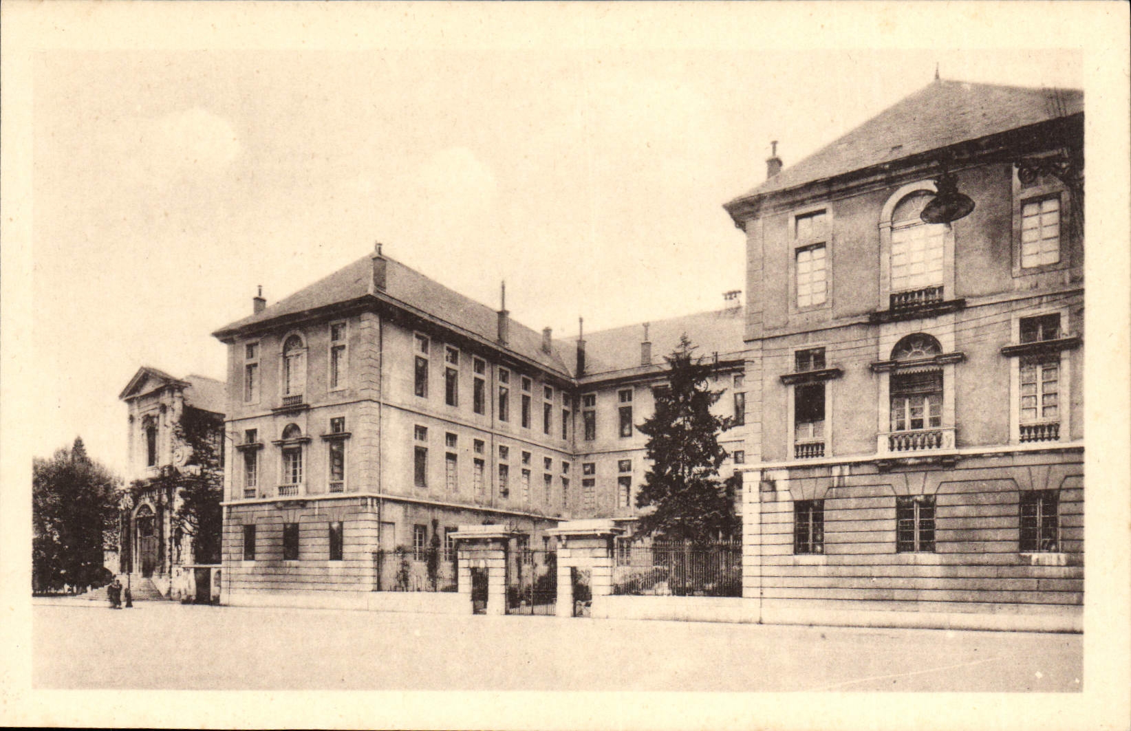 CPA Lycee national de garcons de Chambery facade et chapelle du Lycee 