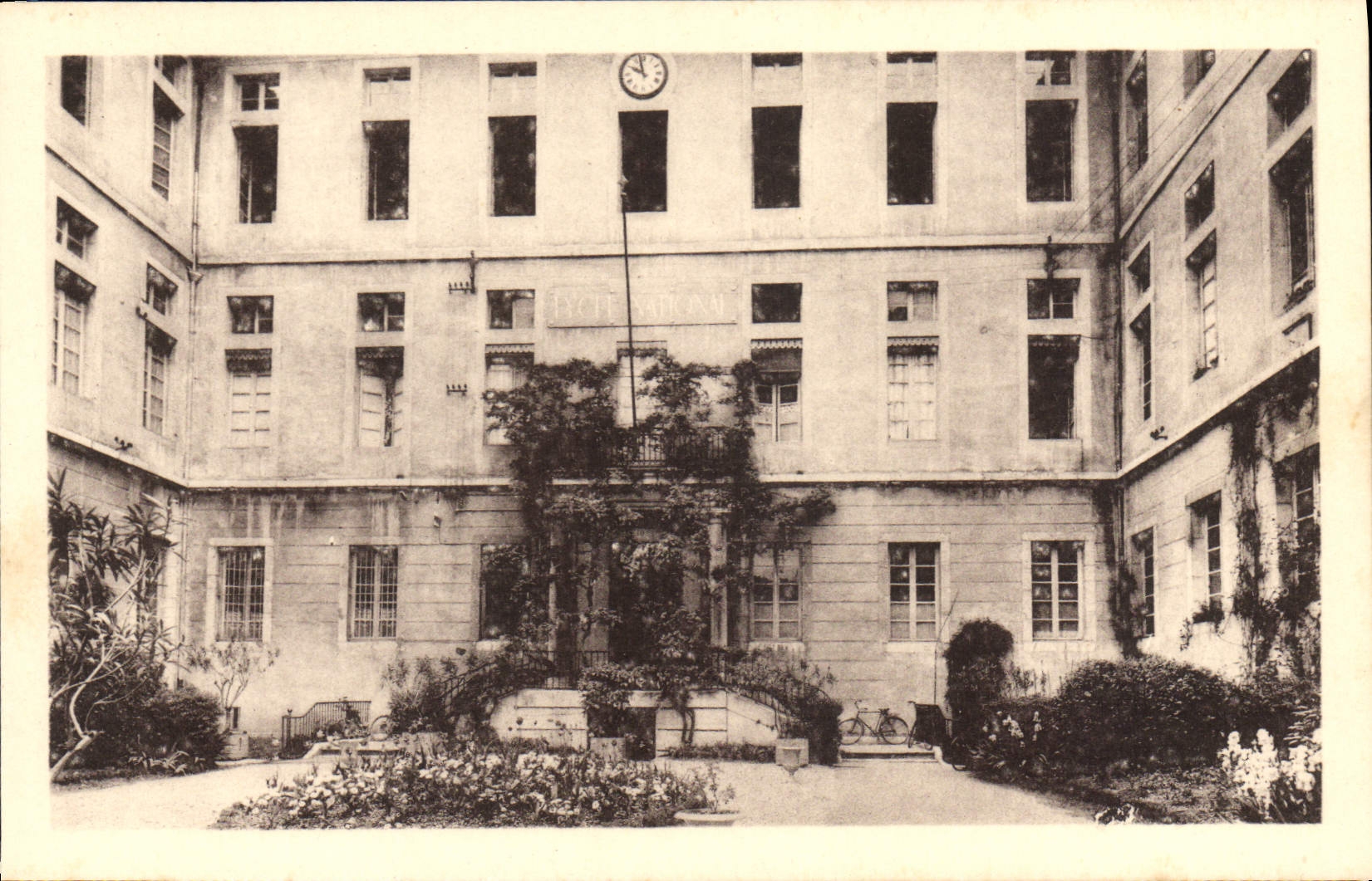 CPA Lycee national de garcons de Chambery la Cour d'honneur 