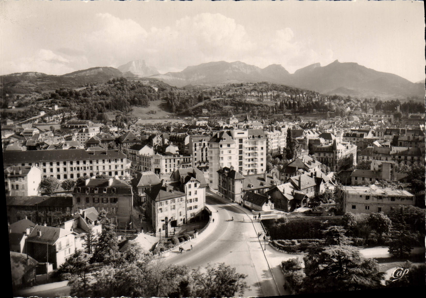 CPSM Chambery vue generale et Massif de la Grande Chartreuse