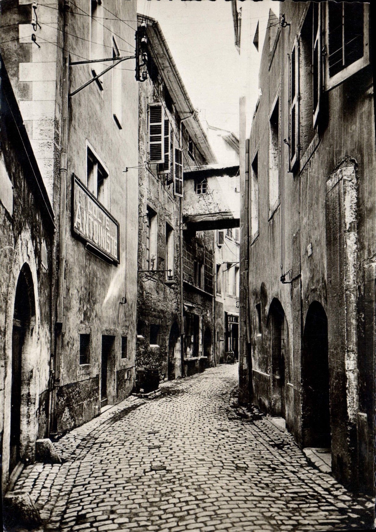 CPSM Chambery rue Basse du chateau 