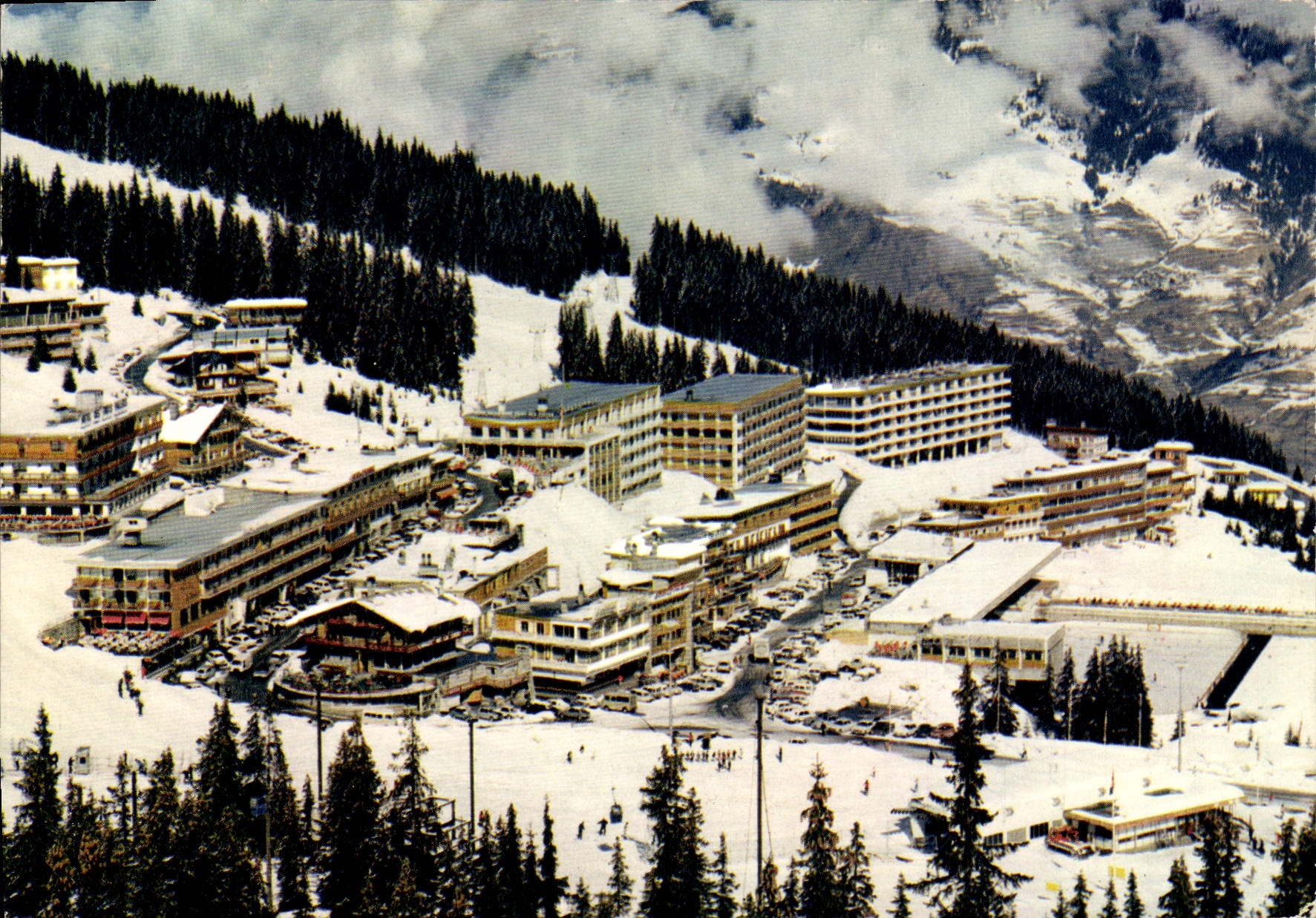 CPSM Courchevel vue partielle de la station les grands Immeubles la pationoire et la Foret du Praz