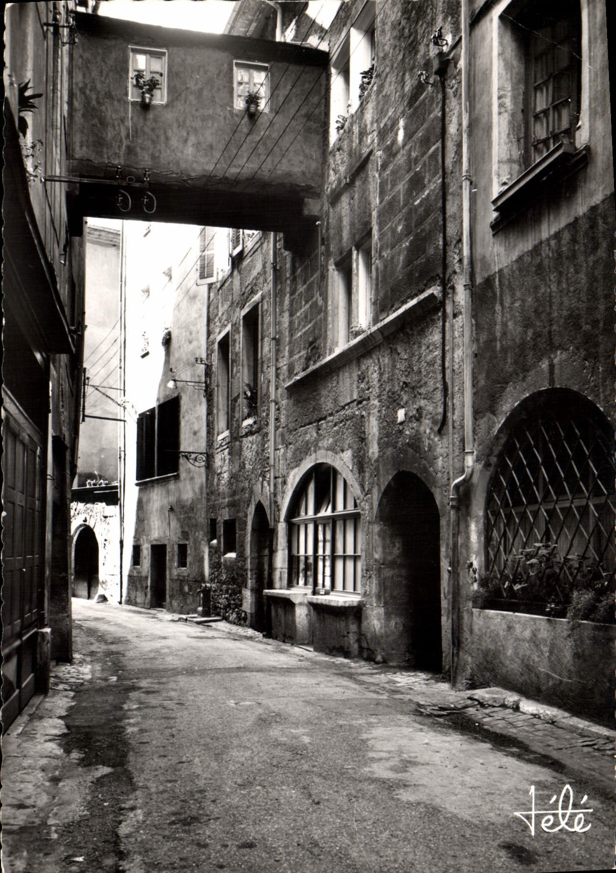 CPSM Chambery rue basse du chateau 